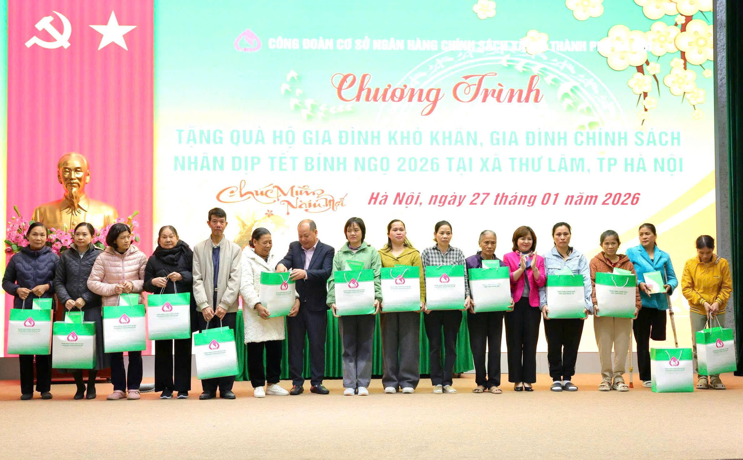 Hội LHPN xã Thư Lâm: Phối hợp trao quà Tết cho gia đình hội viên có hoàn cảnh khó khăn - ảnh 1