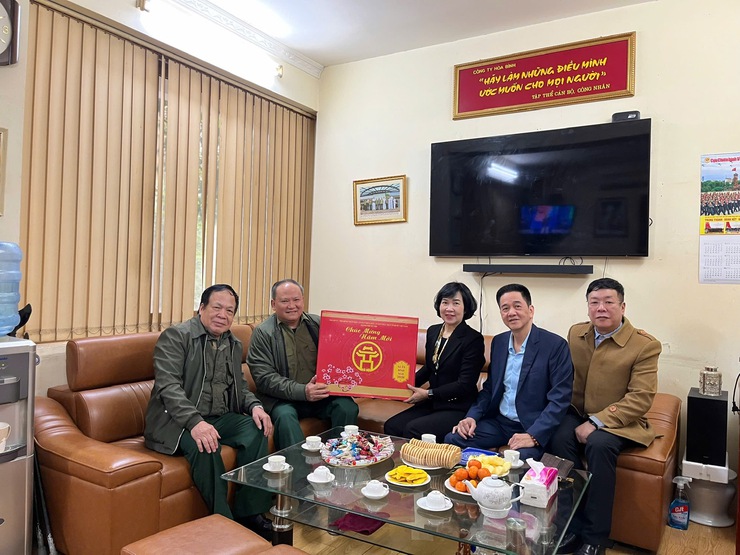 Phường Ngọc Hà: Thăm, tặng quà trước thềm Tết Nguyên đán Bính Ngọ 2026 - ảnh 1