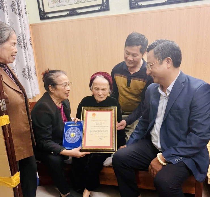 Phường Ngọc Hà: Thăm, tặng quà trước thềm Tết Nguyên đán Bính Ngọ 2026 - ảnh 2