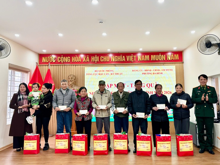 Phường Ba Đình: Phối hợp tặng quà cho các gia đình chính sách có hoàn cảnh khó khăn - ảnh 2