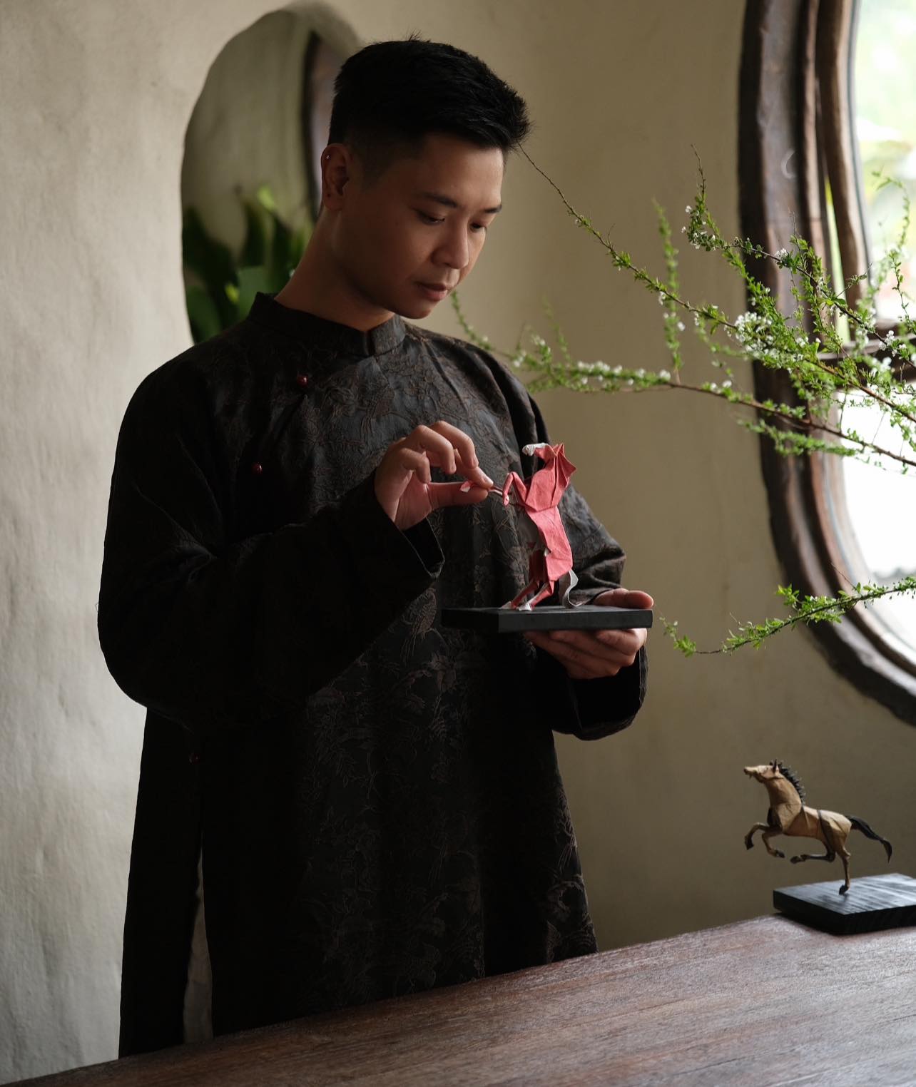 Nghệ sĩ gấp giấy Origami và tác phẩm “Mã đáo thành công” - ảnh 1