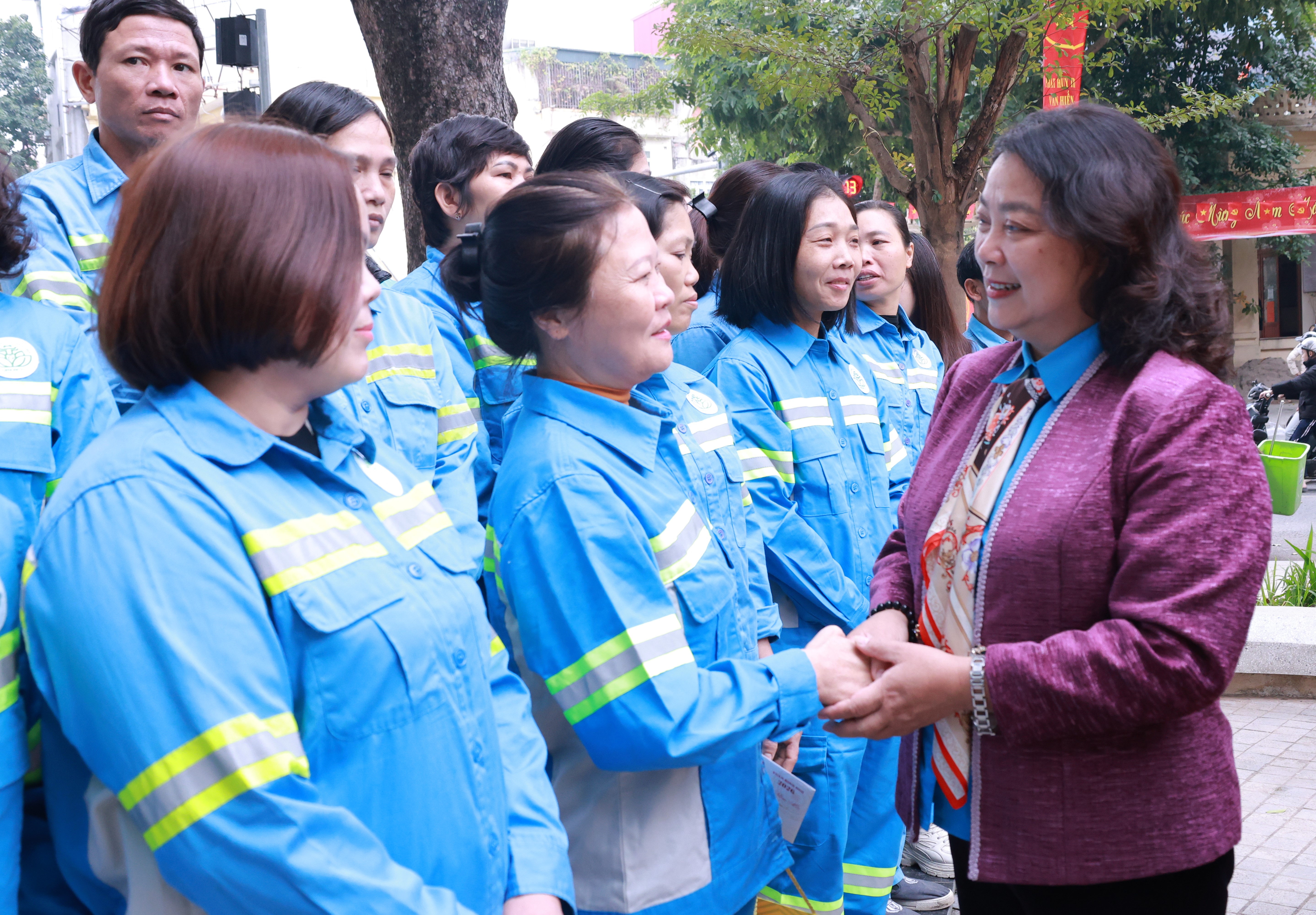 Trao 50 suất quà Tết tới công nhân môi trường có hoàn cảnh khó khăn  - ảnh 3