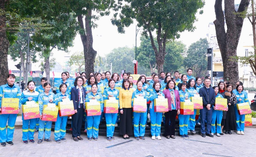 Trao 50 suất quà Tết tới công nhân môi trường có hoàn cảnh khó khăn  - ảnh 1