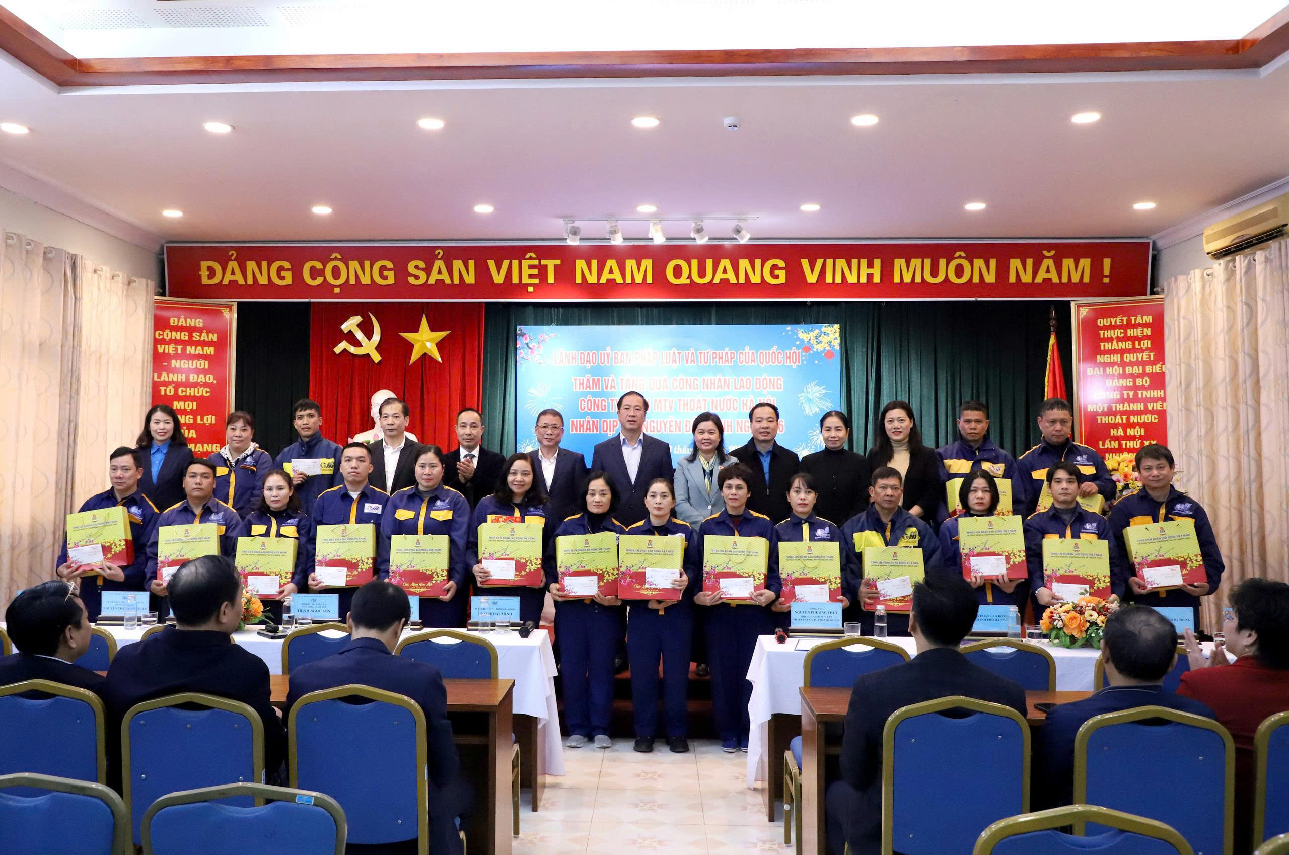 Thăm, tặng quà công nhân công ty Thoát nước Hà Nội - ảnh 3