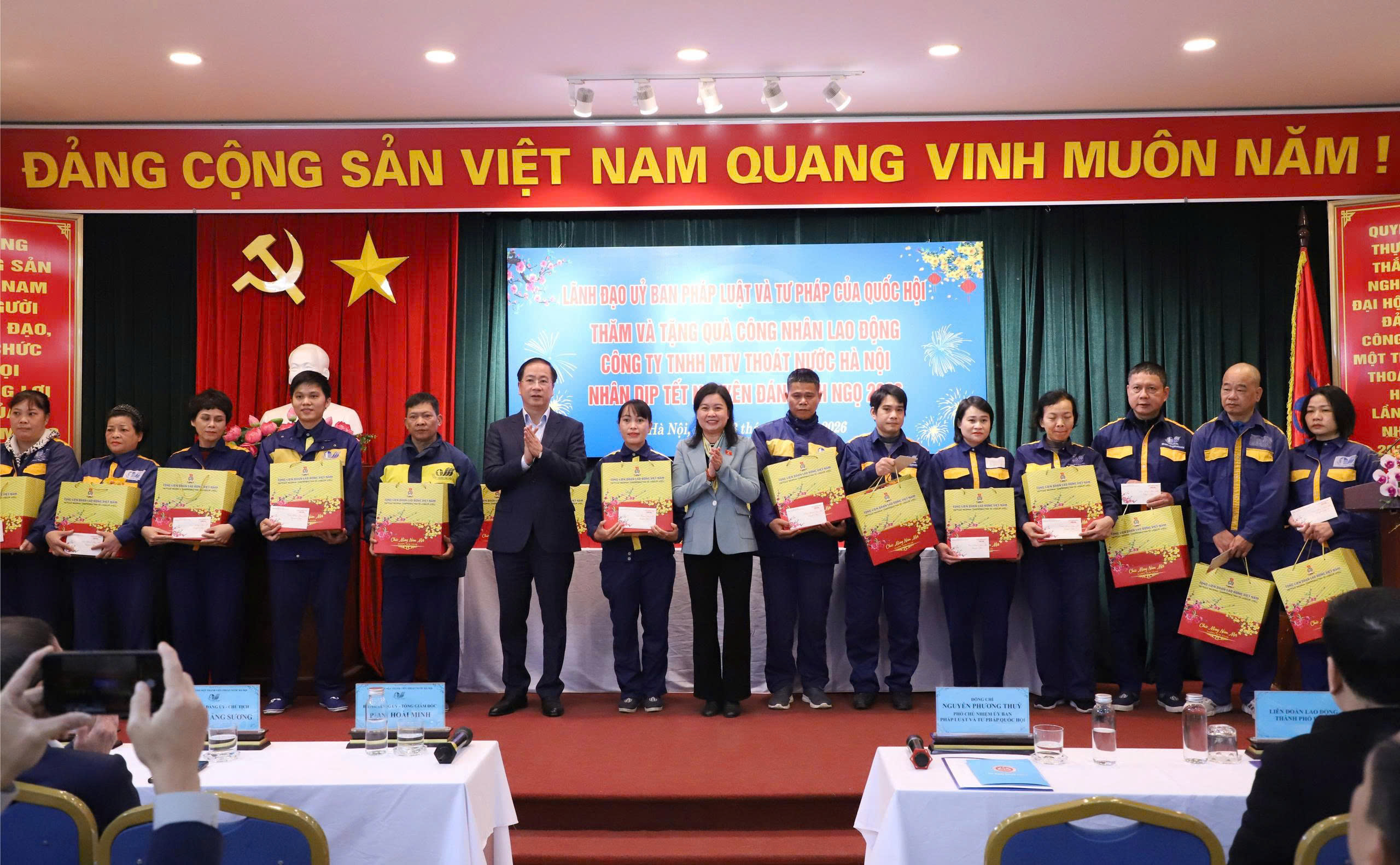 Thăm, tặng quà công nhân công ty Thoát nước Hà Nội - ảnh 2