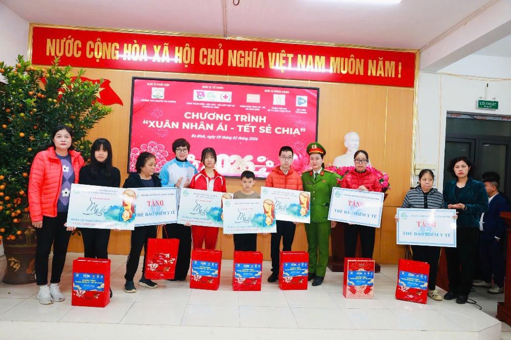 Hội LHPN phường Ba Đình: Phối hợp trao quà Tết trị giá trên 190 triệu đồng cho các hoàn cảnh khó khăn - ảnh 1