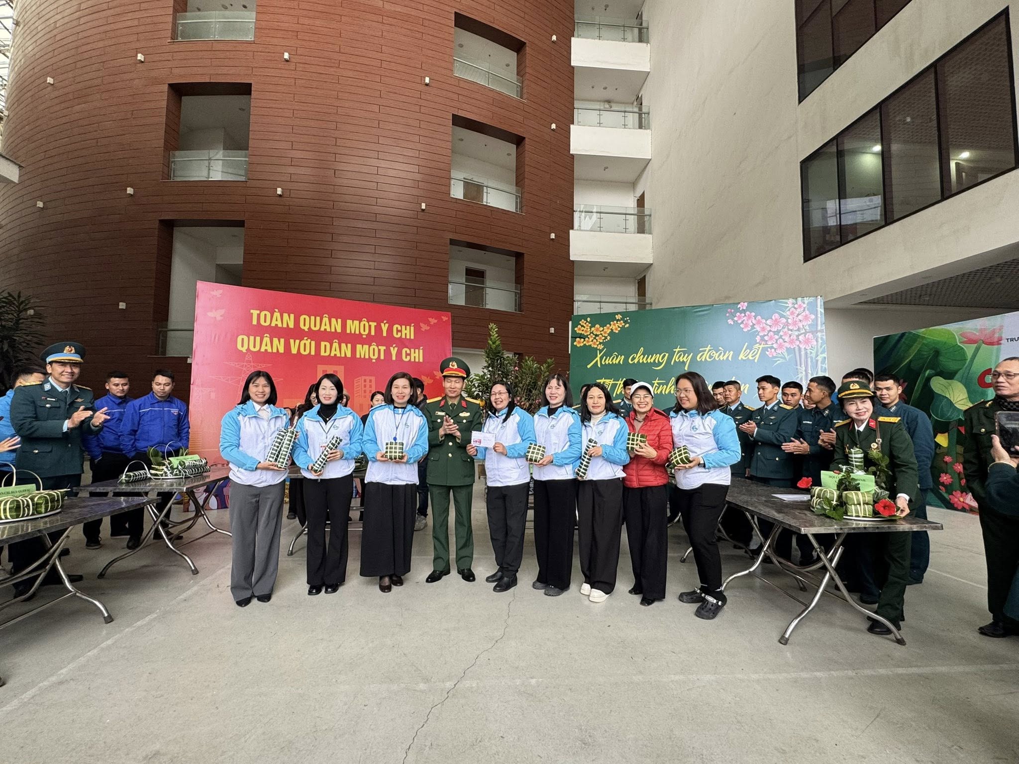 Hội LHPN xã Đông Anh giành giải Nhất hội thi gói bánh chưng Tết - ảnh 11