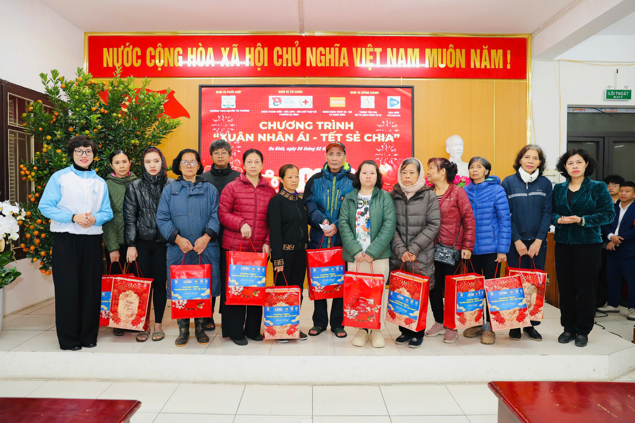 Hội LHPN phường Ba Đình: Phối hợp trao quà Tết trị giá trên 190 triệu đồng cho các hoàn cảnh khó khăn - ảnh 2