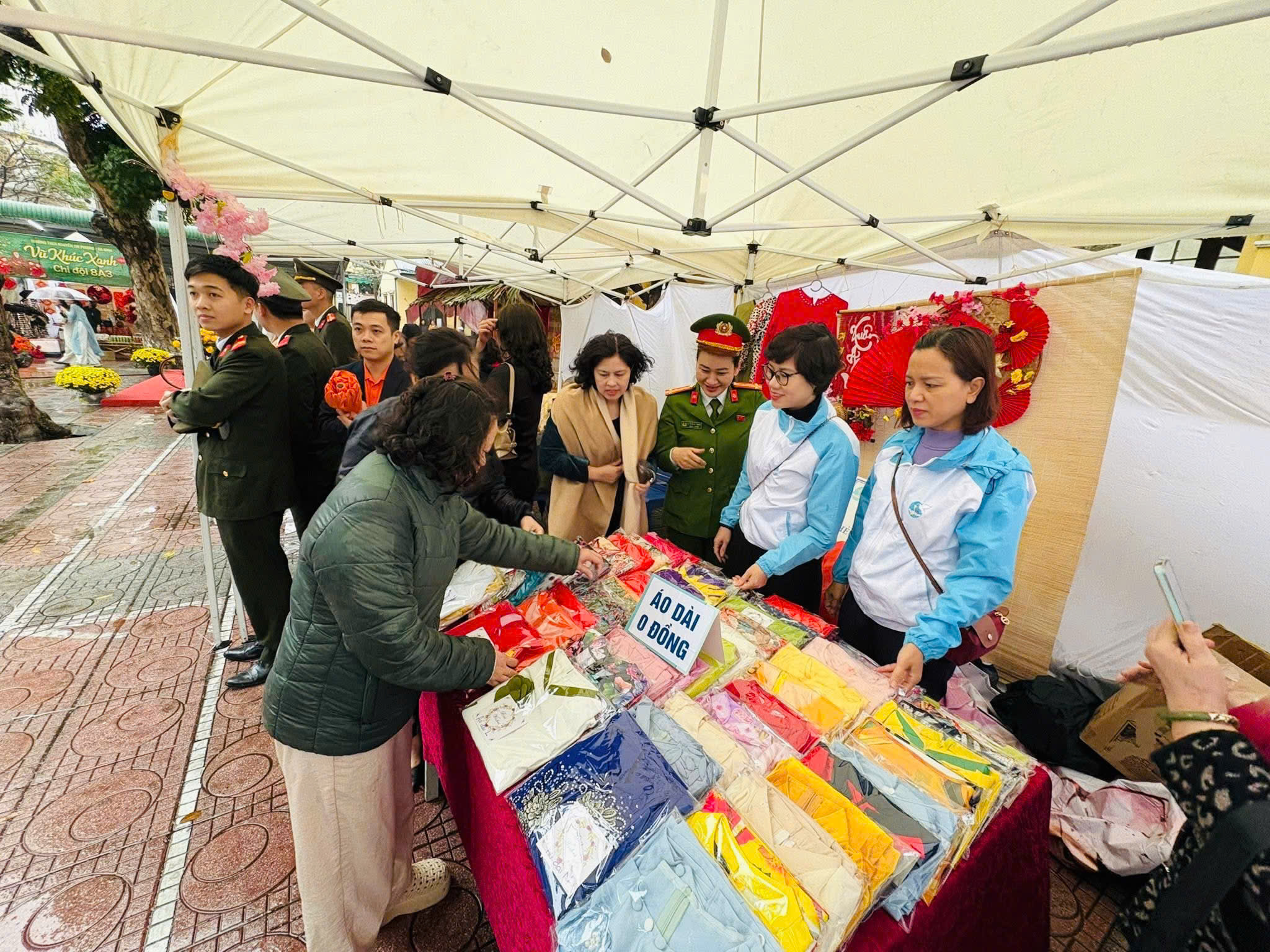 Hội LHPN phường Ba Đình: Phối hợp trao quà Tết trị giá trên 190 triệu đồng cho các hoàn cảnh khó khăn - ảnh 4