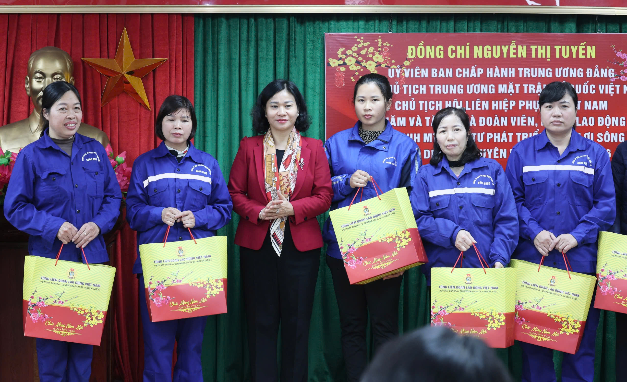 Phó Chủ tịch UB TƯ MTTQ Việt Nam, Chủ tịch Hội LHPN Việt Nam thăm và tặng quà công nhân, người lao động nhân dịp Tết Nguyên đán - ảnh 2