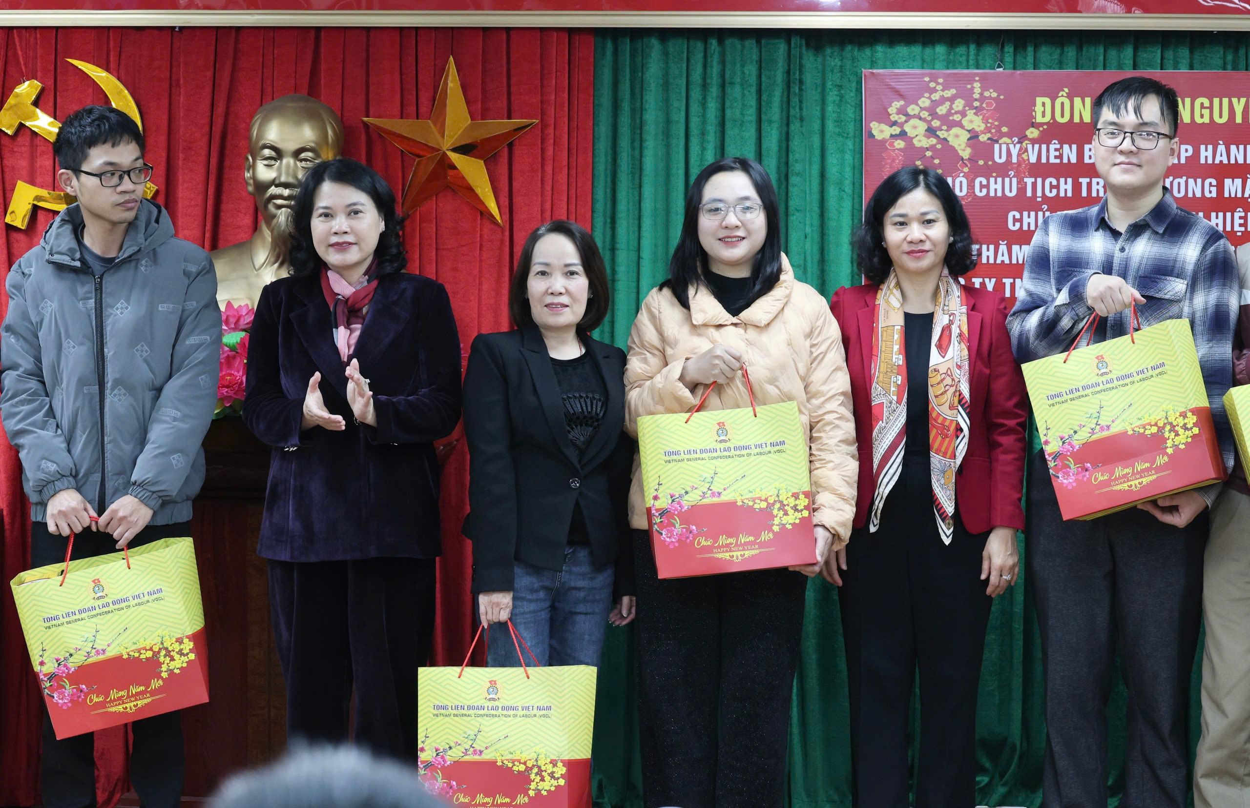 Phó Chủ tịch UB TƯ MTTQ Việt Nam, Chủ tịch Hội LHPN Việt Nam thăm và tặng quà công nhân, người lao động nhân dịp Tết Nguyên đán - ảnh 1