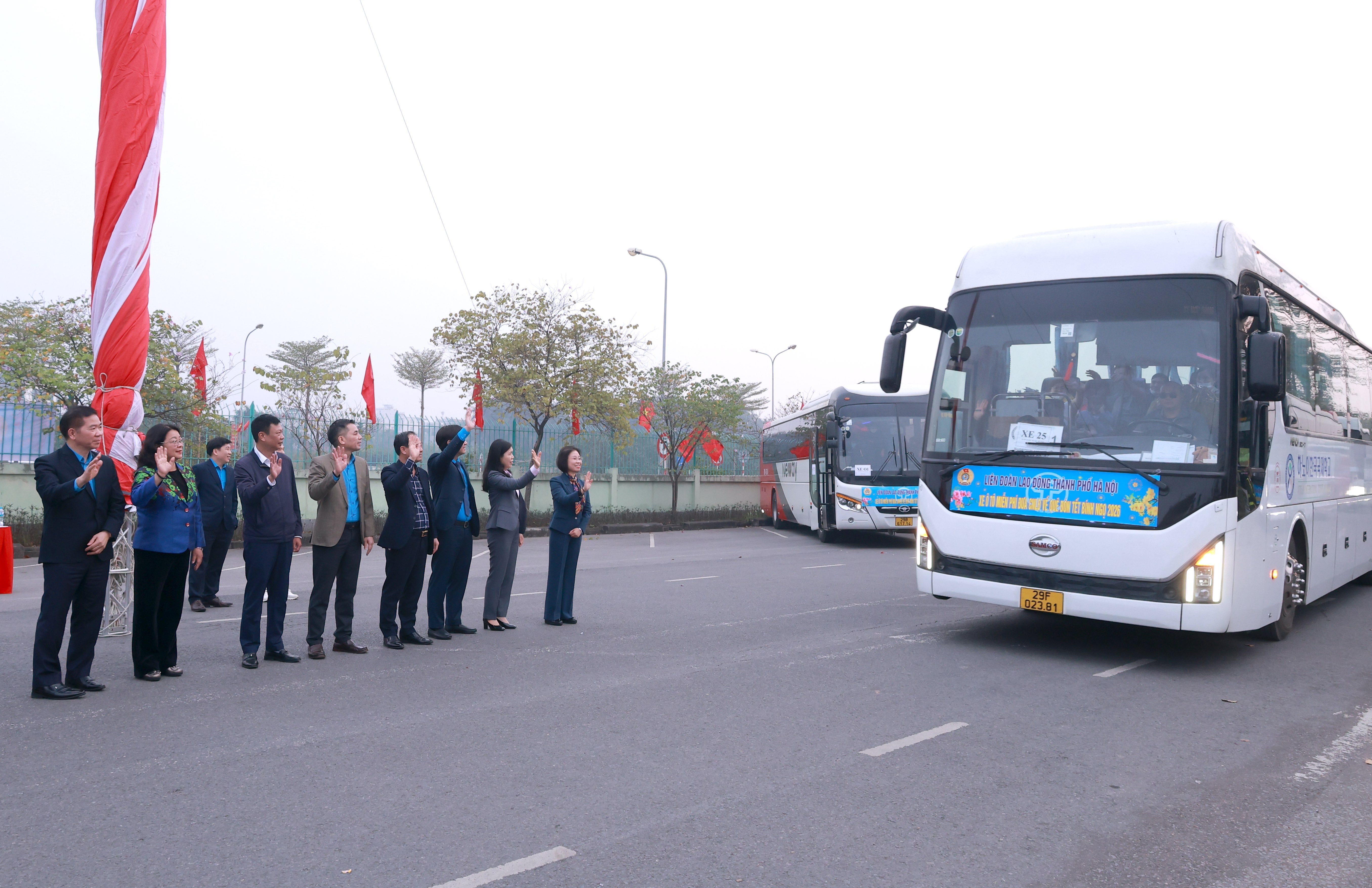 26 chuyến xe Công đoàn đưa 1.200 công nhân về quê đón Tết  - ảnh 1