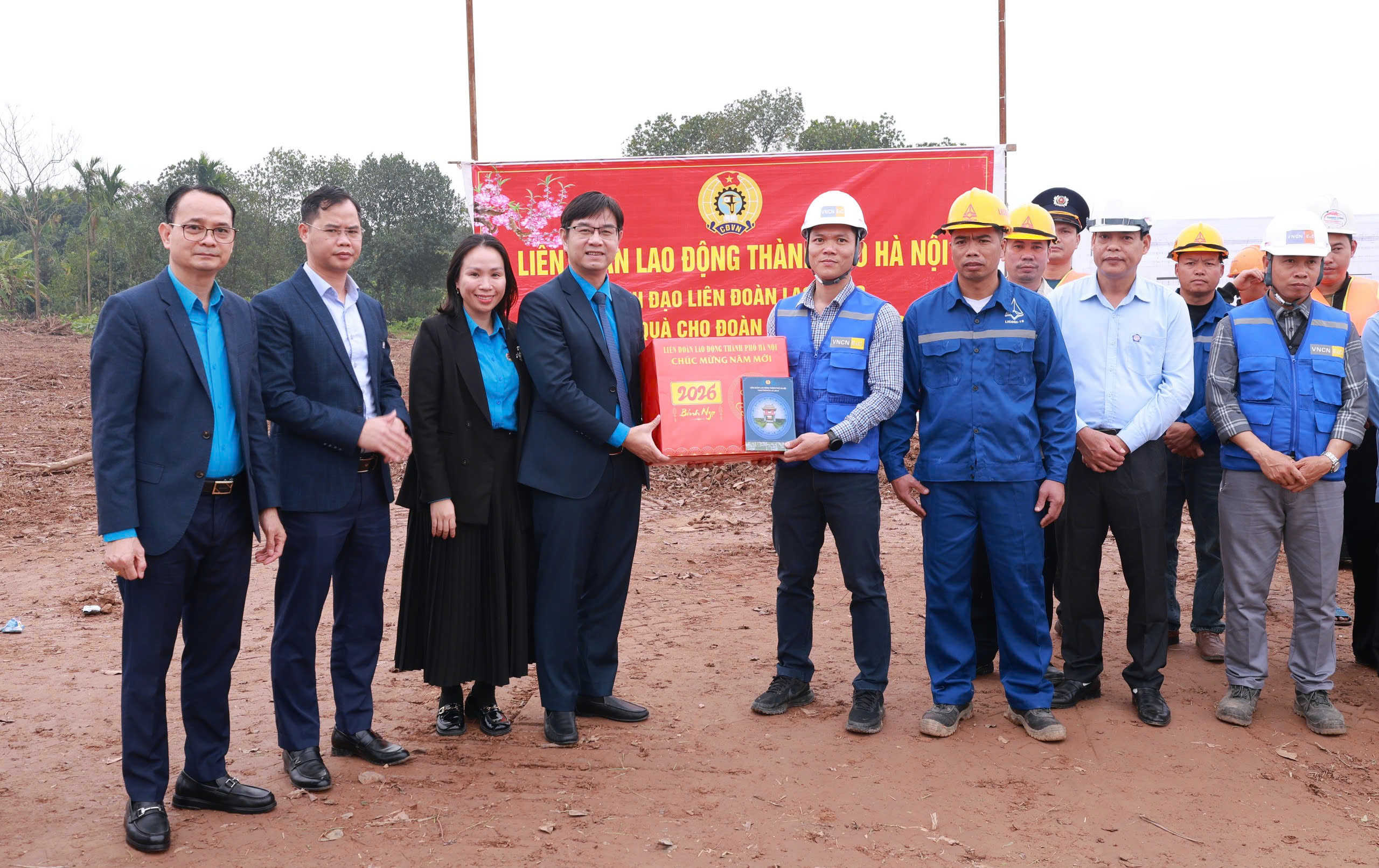 Động viên, tặng quà công nhân lao động làm việc xuyên Tết - ảnh 3