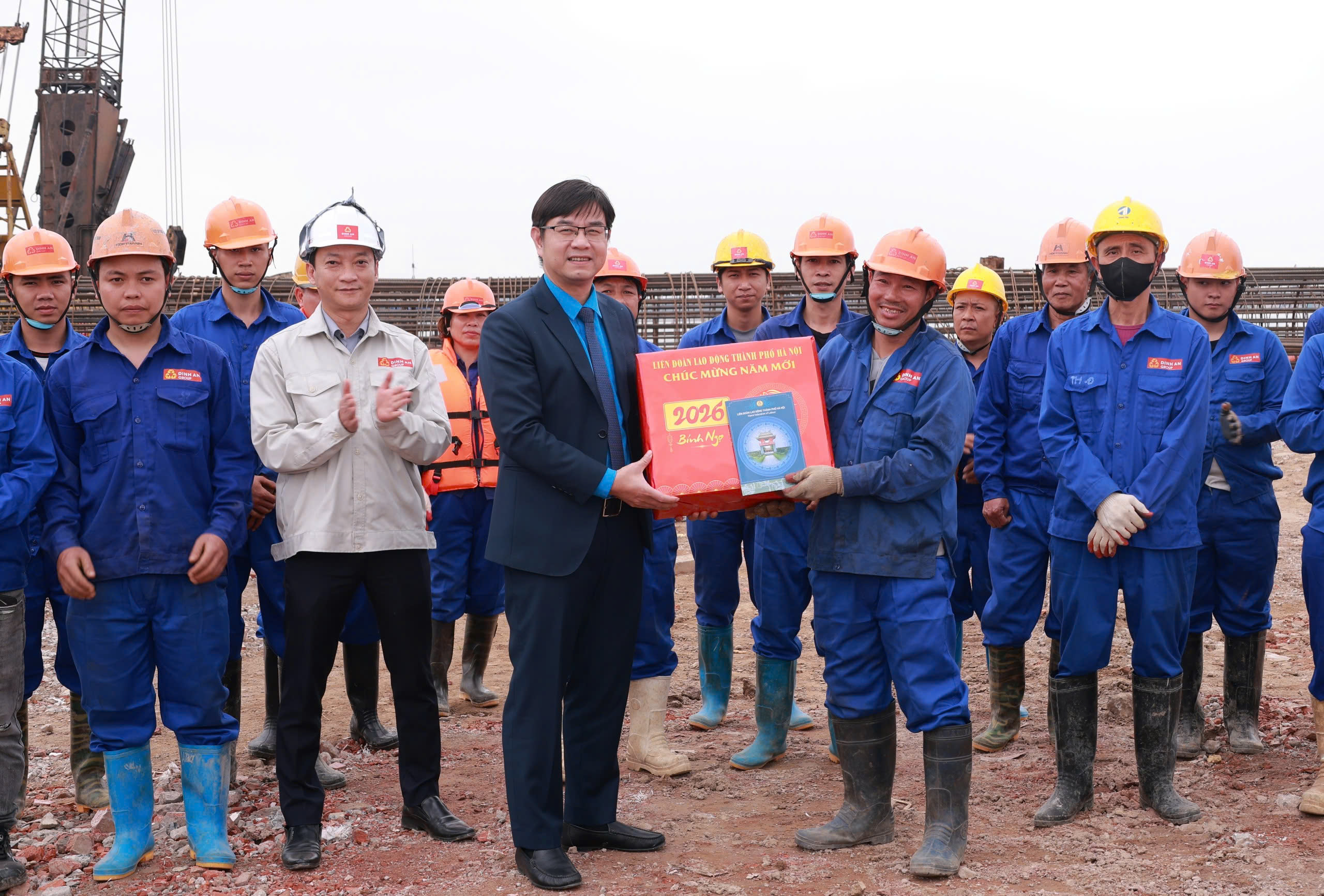 Động viên, tặng quà công nhân lao động làm việc xuyên Tết - ảnh 2