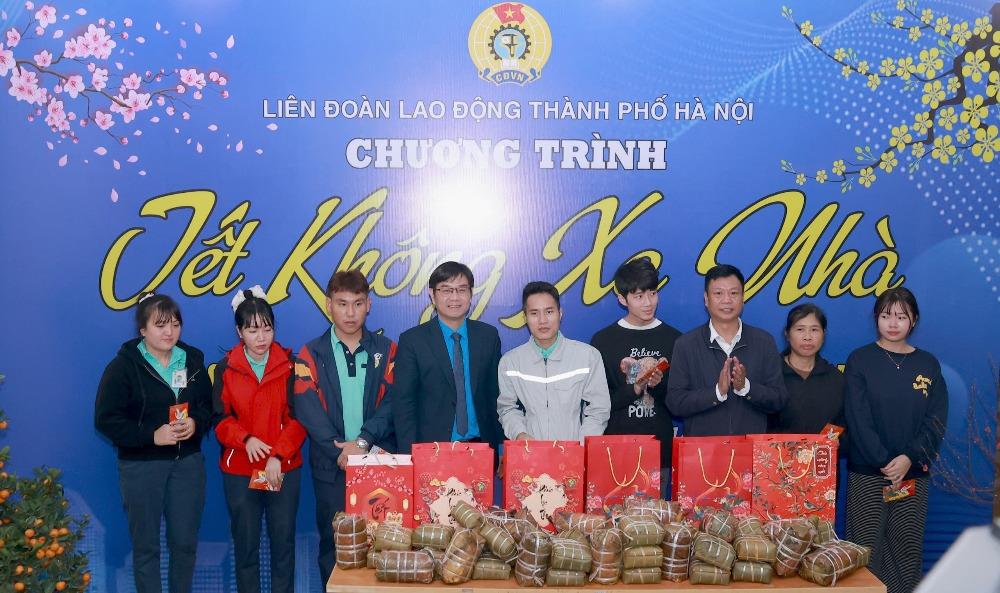 Ấm lòng người lao động ở lại Hà Nội đón Tết - ảnh 1
