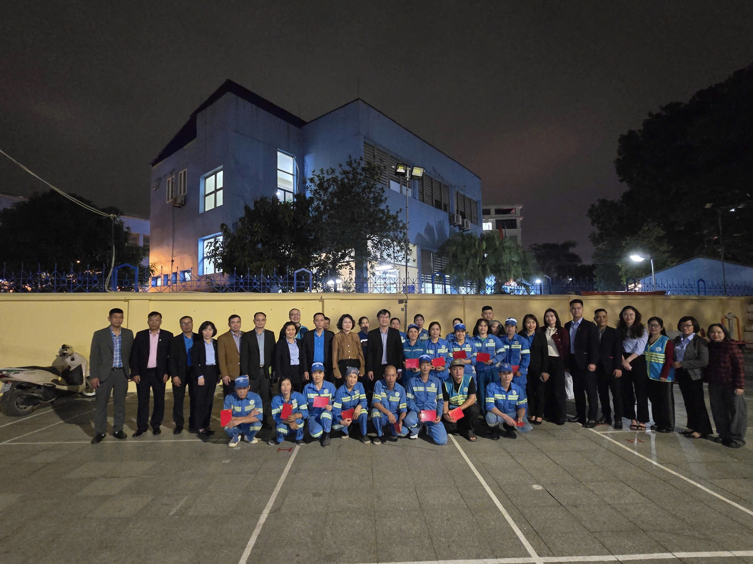 Chủ tịch LĐLĐ thành phố Hà Nội tặng quà động viên công nhân môi trường làm nhiệm vụ trực giao thừa - ảnh 1