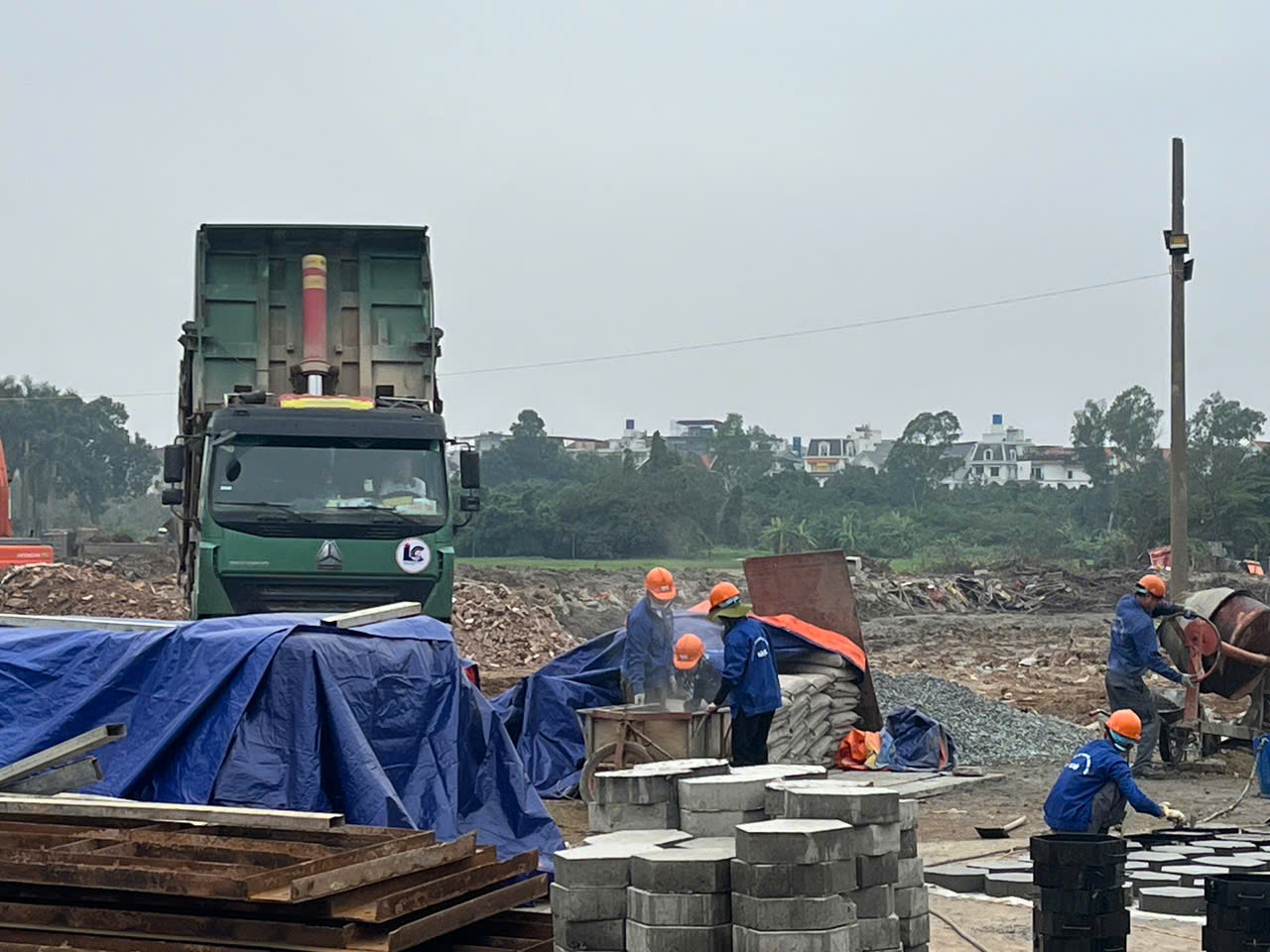 Chủ tịch LĐLĐ Hà Nội thăm, động viên công nhân thi công xuyên Tết tại các dự án hồ điều hòa - ảnh 3