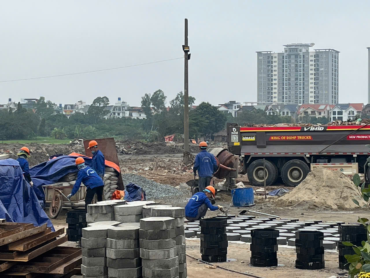 Chủ tịch LĐLĐ Hà Nội thăm, động viên công nhân thi công xuyên Tết tại các dự án hồ điều hòa - ảnh 2