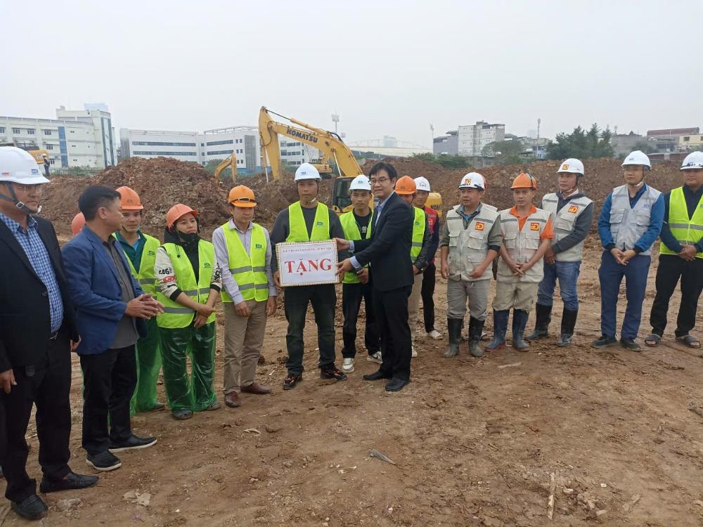 Chủ tịch LĐLĐ Hà Nội thăm, động viên công nhân thi công xuyên Tết tại các dự án hồ điều hòa - ảnh 1