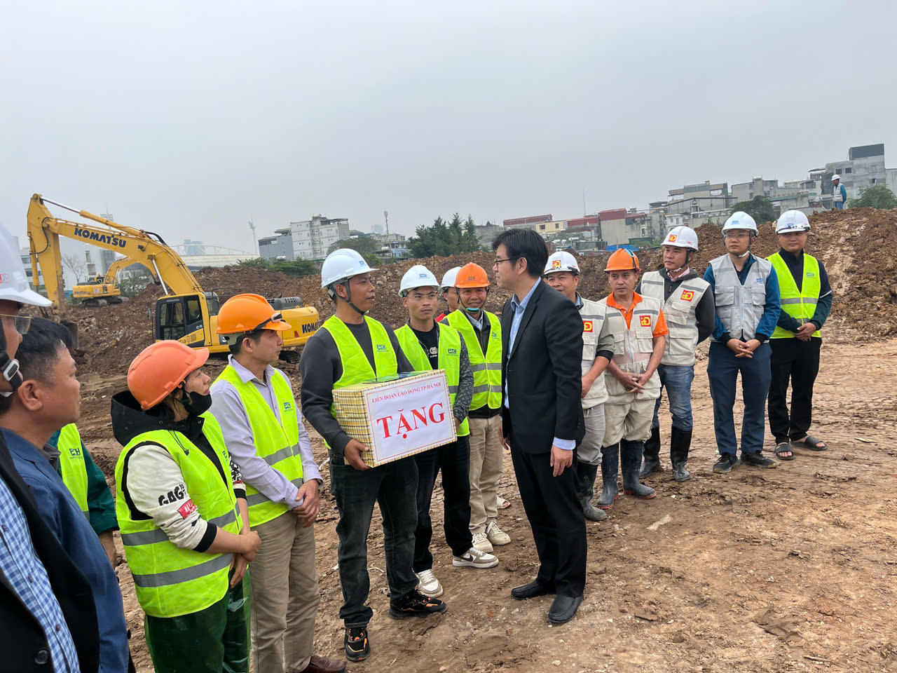 Chủ tịch LĐLĐ Hà Nội thăm, động viên công nhân thi công xuyên Tết tại các dự án hồ điều hòa - ảnh 4