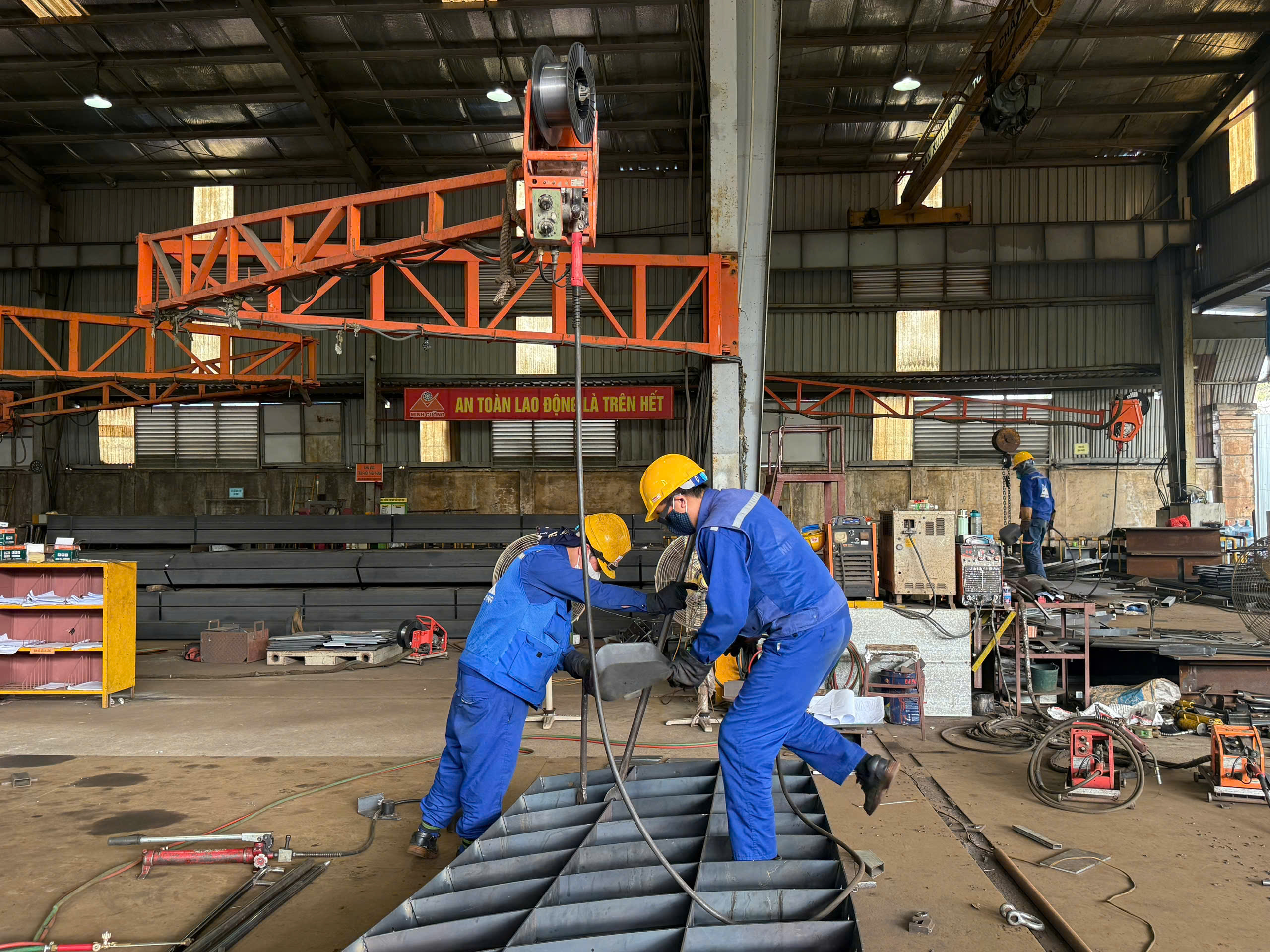 Lãnh đạo Liên đoàn Lao động thành phố Hà Nội thăm, động viên công nhân lao động - ảnh 2