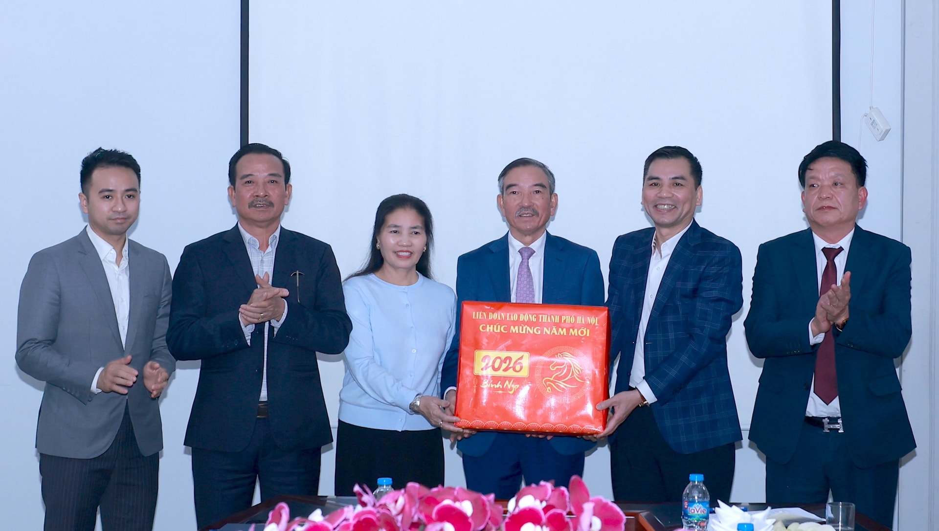 Lãnh đạo Liên đoàn Lao động thành phố Hà Nội thăm, động viên công nhân lao động - ảnh 1