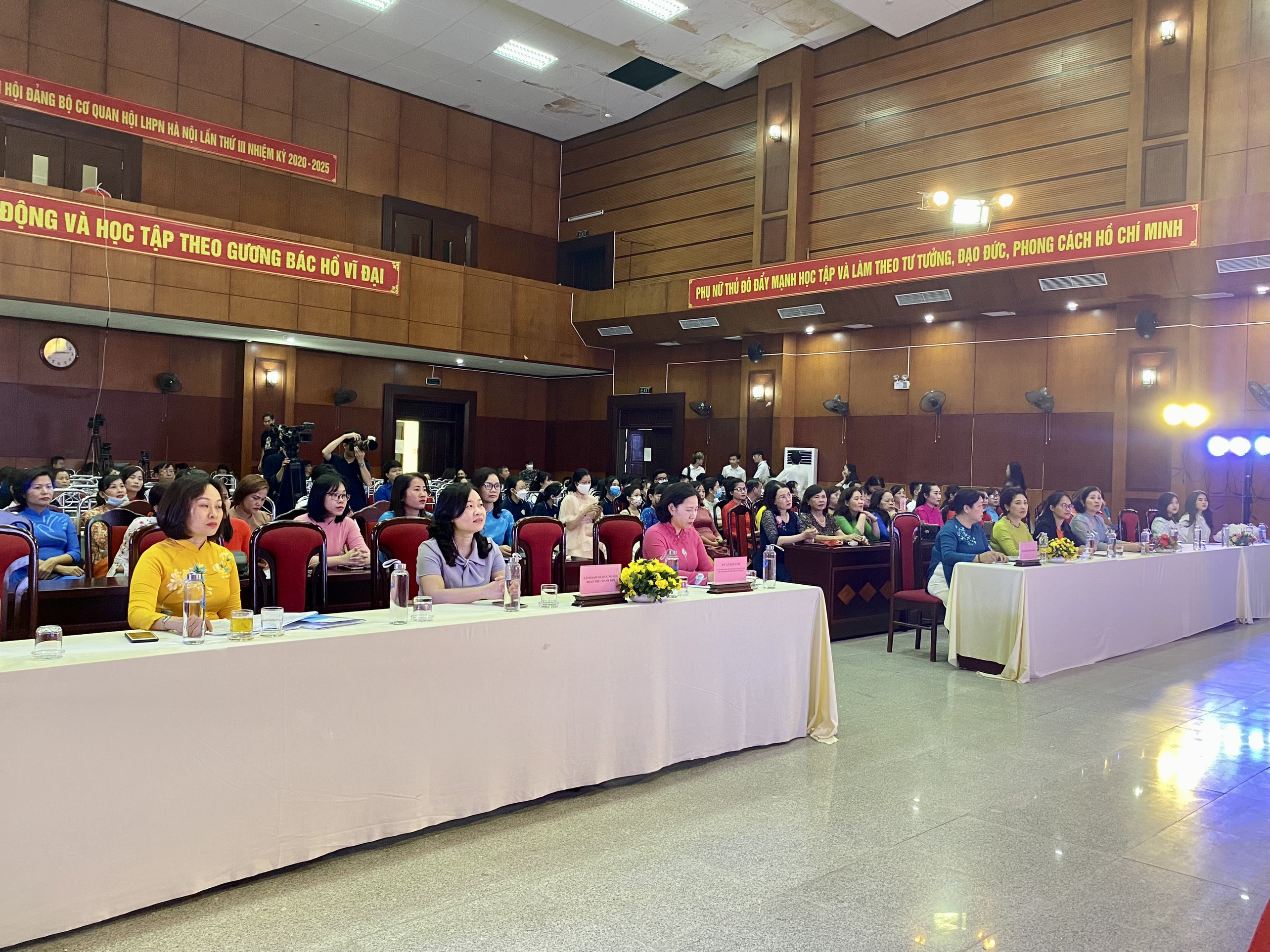 Phát động cuộc thi “Viết về cuốn sách yêu thích của bạn” lần thứ I trên báo Phụ nữ Thủ đô - ảnh 9