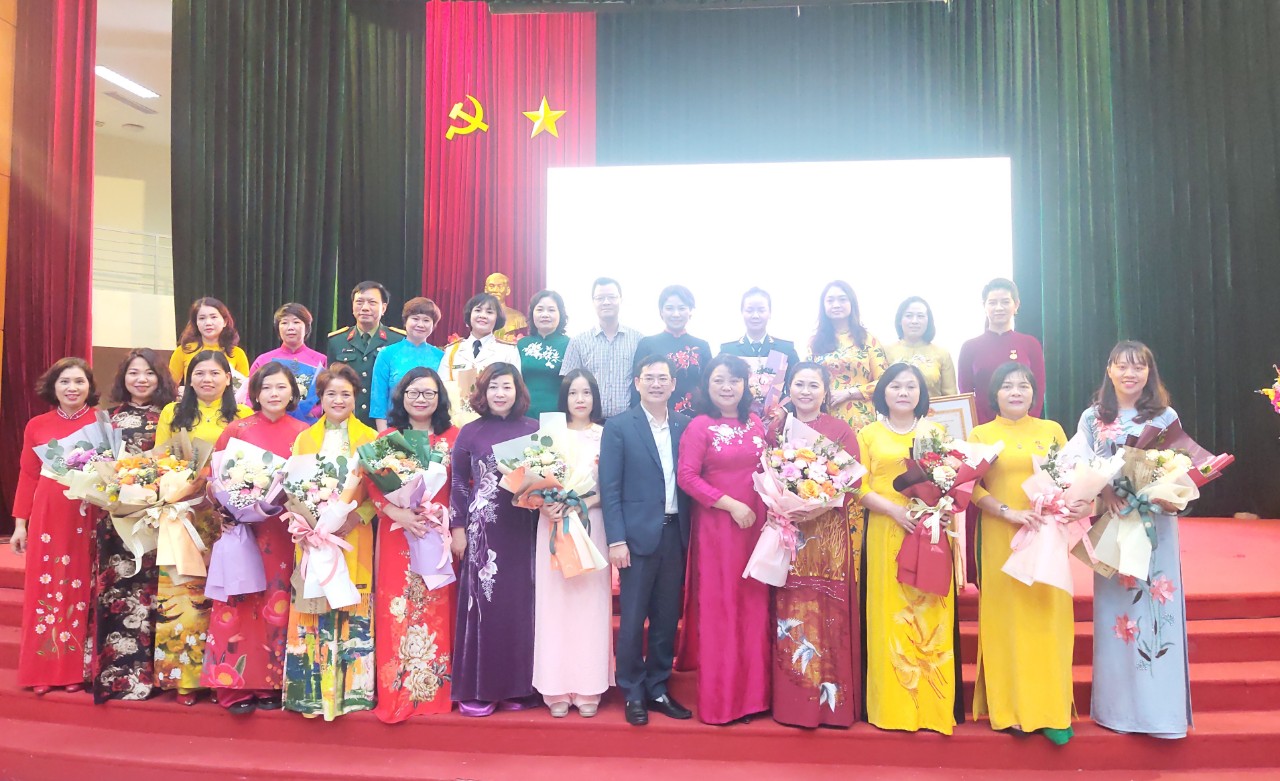 Vinh danh 17 gương điển hình Phụ nữ Thủ đô sáng tạo - hội nhập năm 2022 - ảnh 14