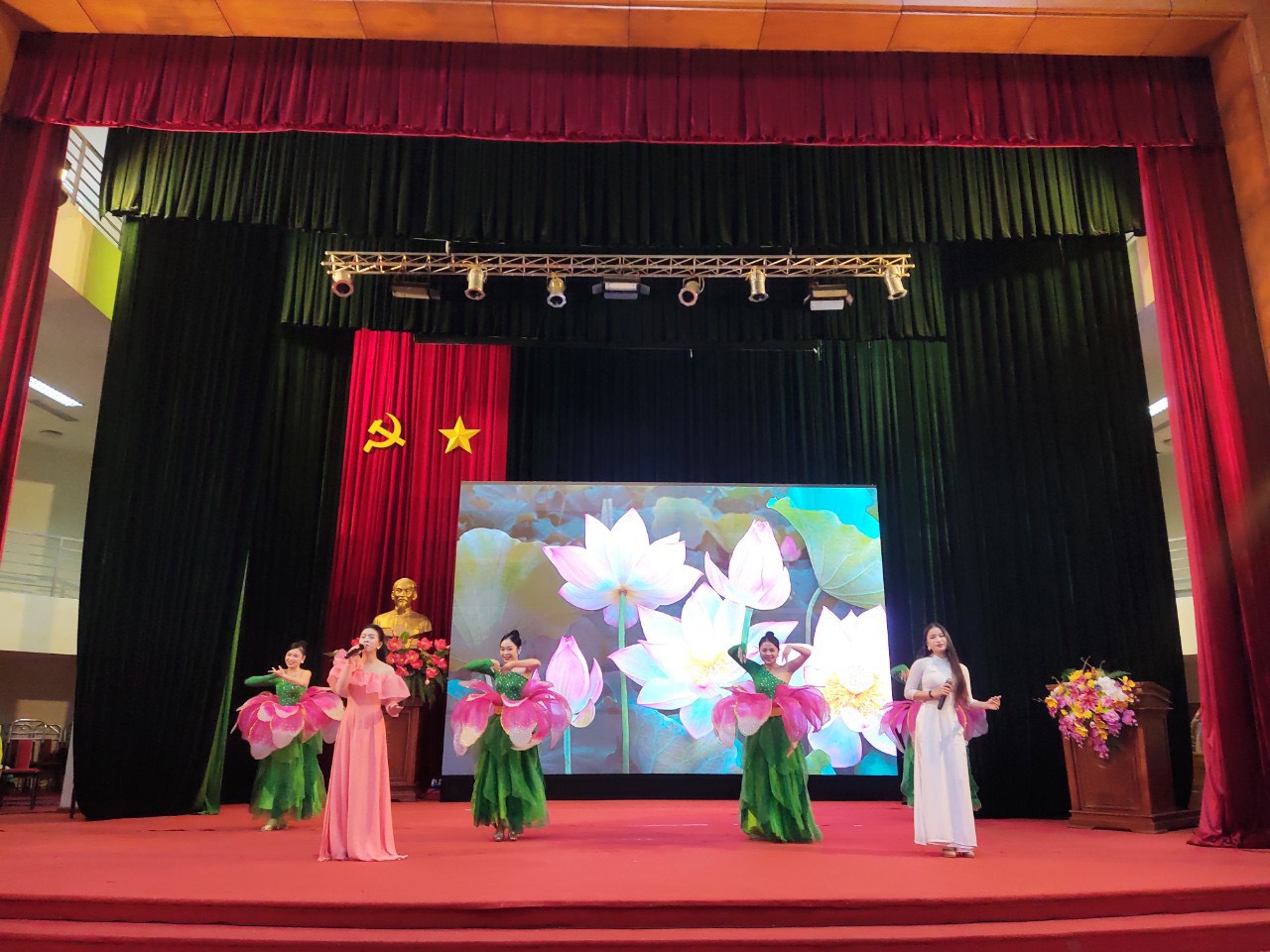 Vinh danh 17 gương điển hình Phụ nữ Thủ đô sáng tạo - hội nhập năm 2022 - ảnh 1