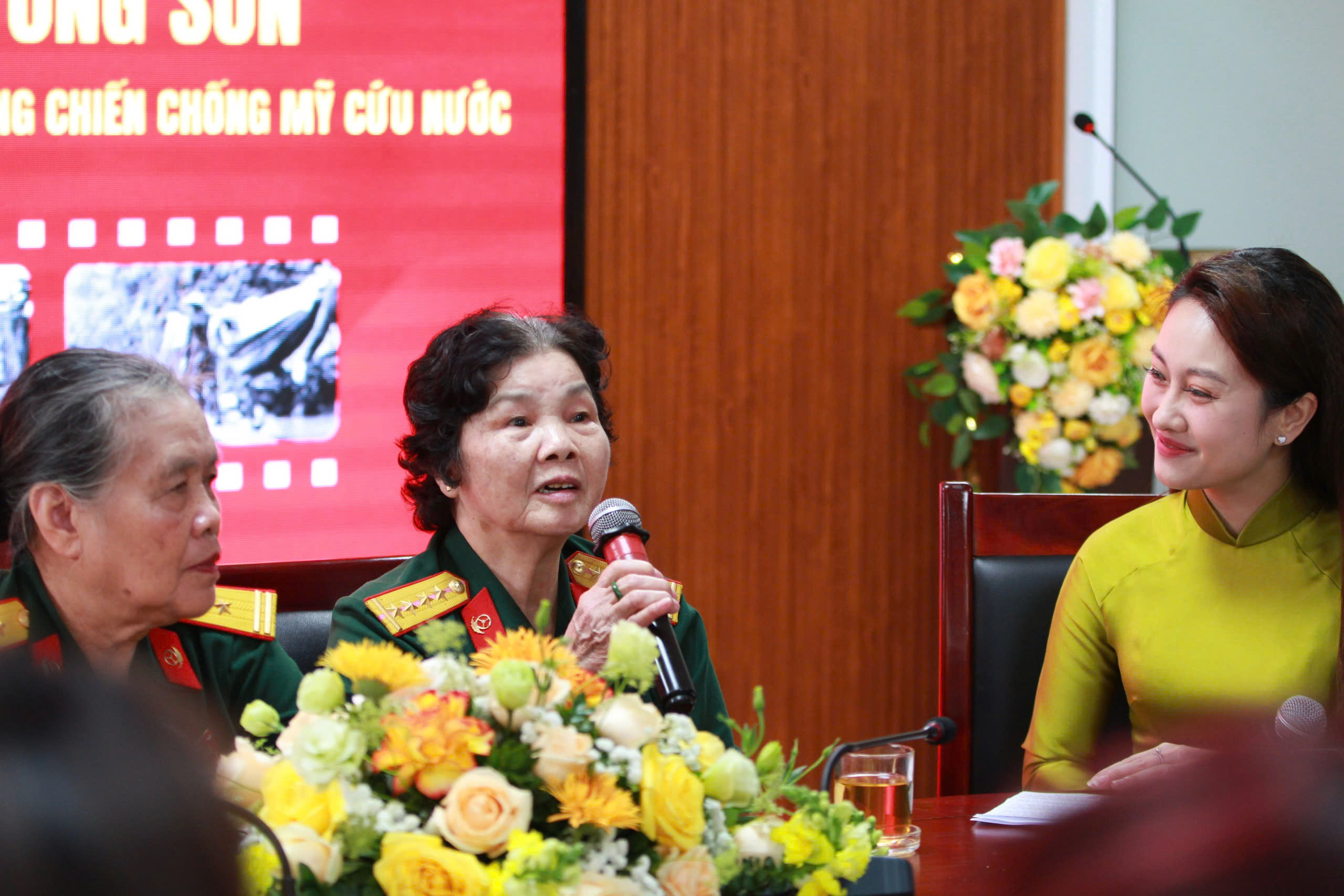 Giao lưu trực tuyến “Huyền thoại Trường Sơn” và cuộc gặp gỡ của những “bông hồng thép” - ảnh 19