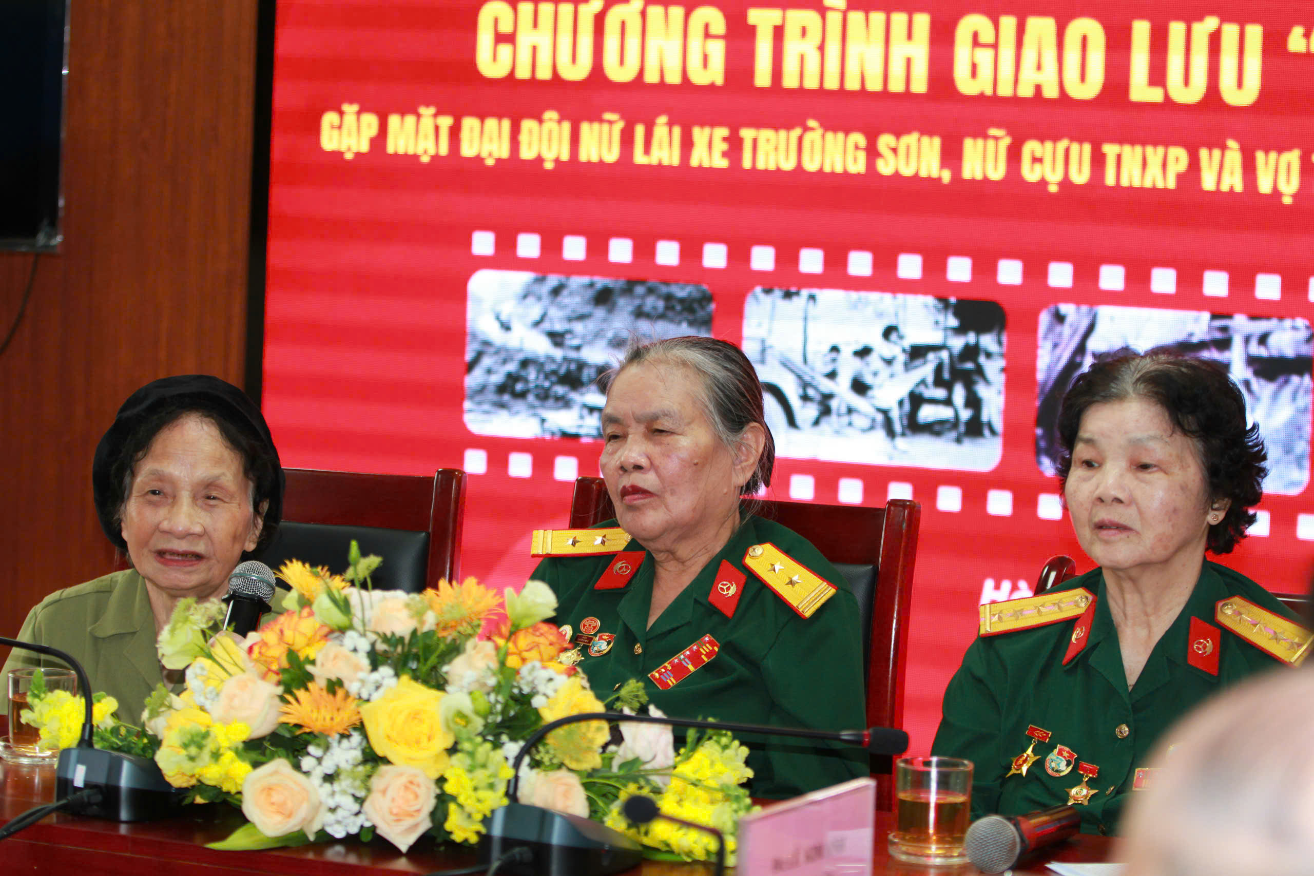 Giao lưu trực tuyến “Huyền thoại Trường Sơn” và cuộc gặp gỡ của những “bông hồng thép” - ảnh 16