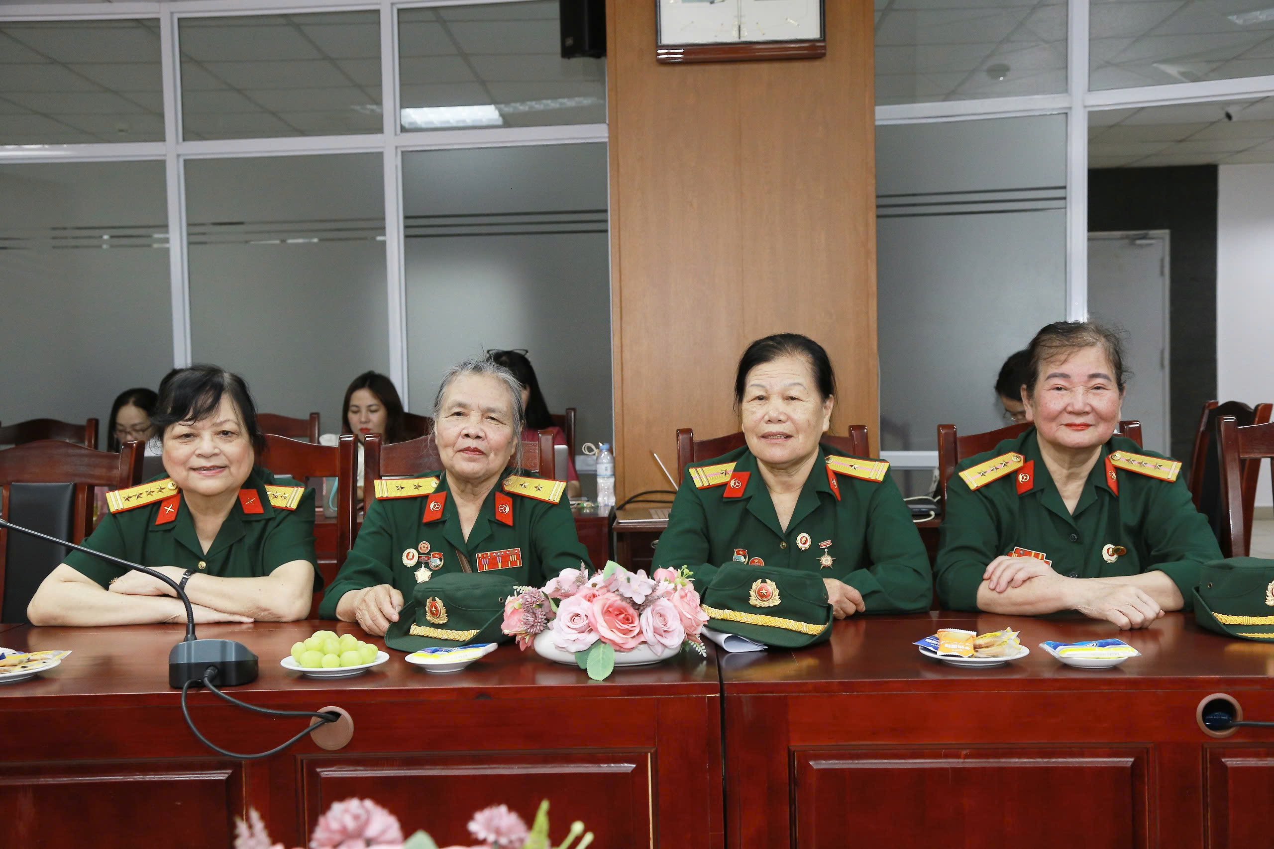 Giao lưu trực tuyến “Huyền thoại Trường Sơn” và cuộc gặp gỡ của những “bông hồng thép” - ảnh 12