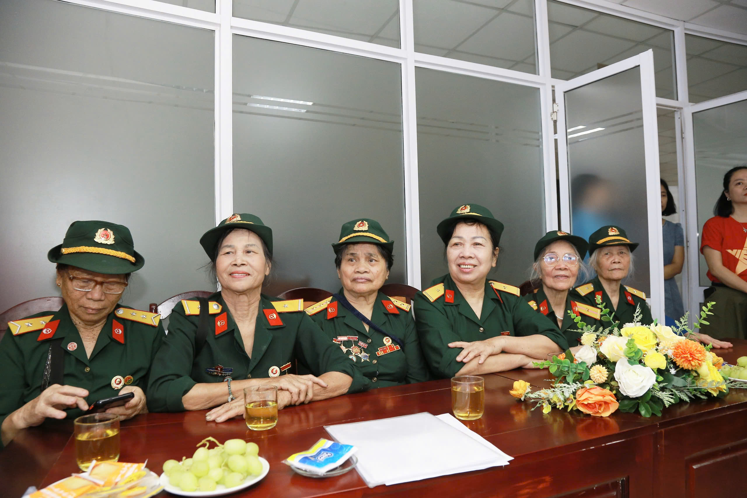 Giao lưu trực tuyến “Huyền thoại Trường Sơn” và cuộc gặp gỡ của những “bông hồng thép” - ảnh 11