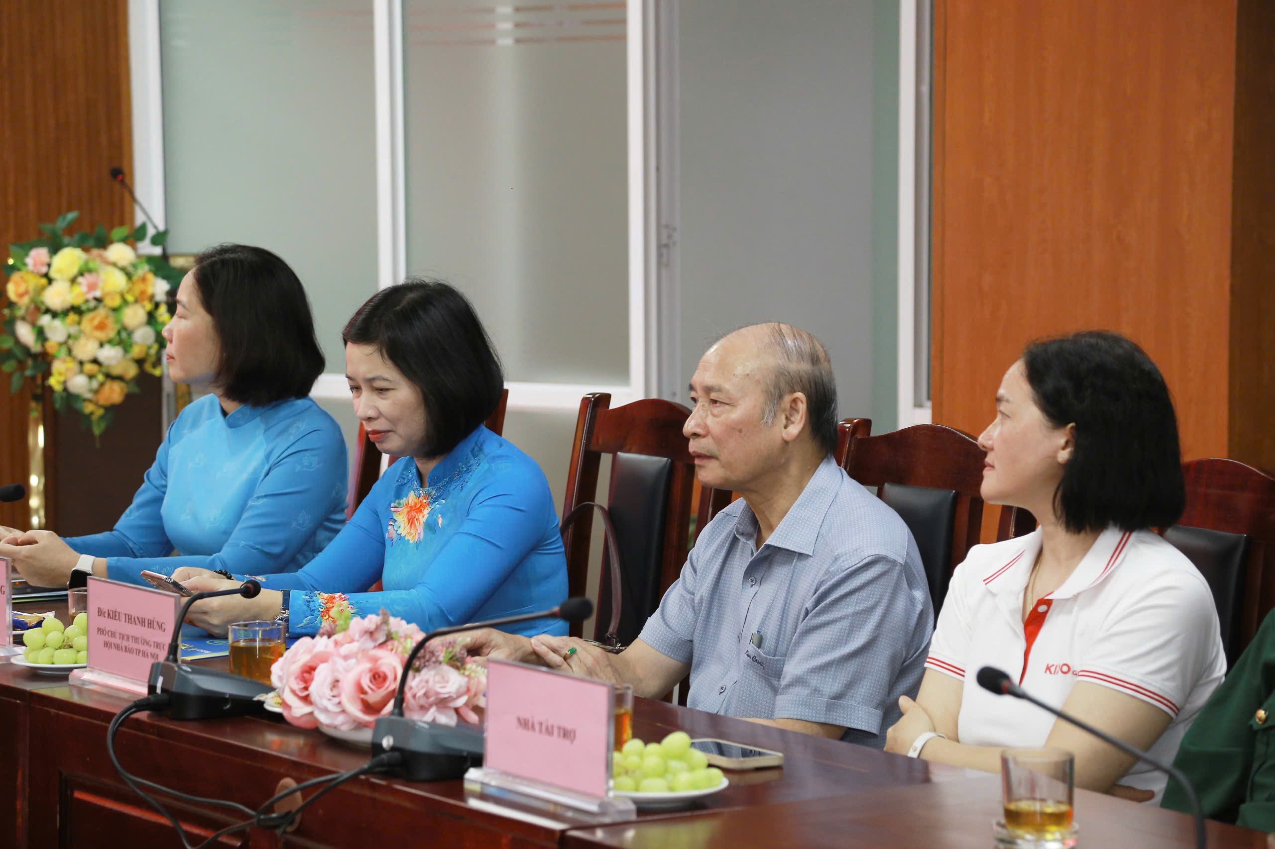 Giao lưu trực tuyến “Huyền thoại Trường Sơn” và cuộc gặp gỡ của những “bông hồng thép” - ảnh 9