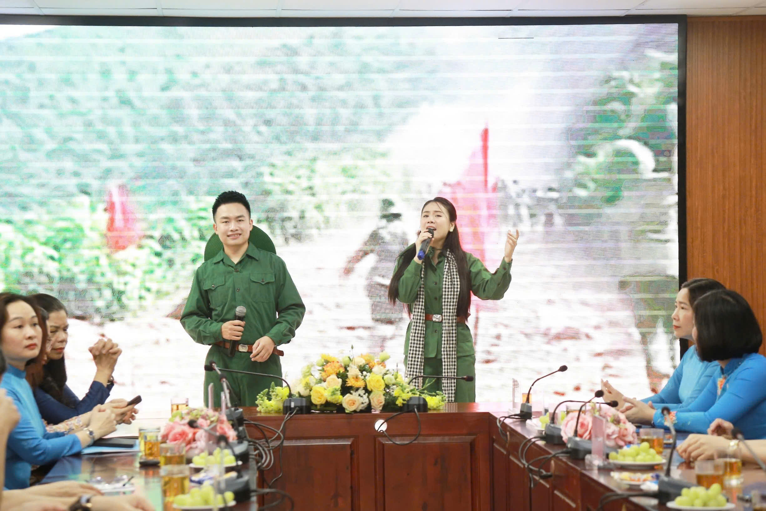 Giao lưu trực tuyến “Huyền thoại Trường Sơn” và cuộc gặp gỡ của những “bông hồng thép” - ảnh 7