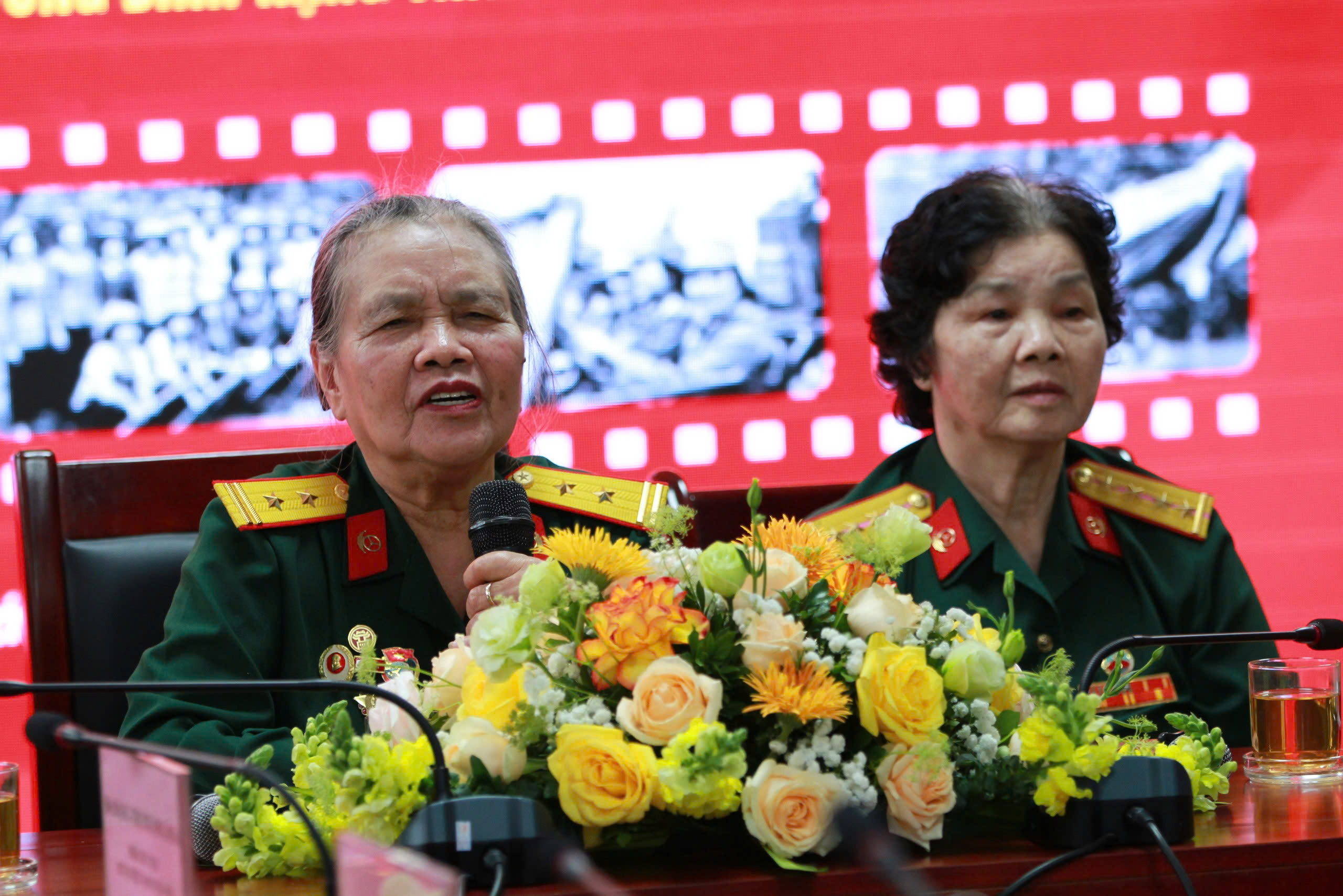 Giao lưu trực tuyến “Huyền thoại Trường Sơn” và cuộc gặp gỡ của những “bông hồng thép” - ảnh 17