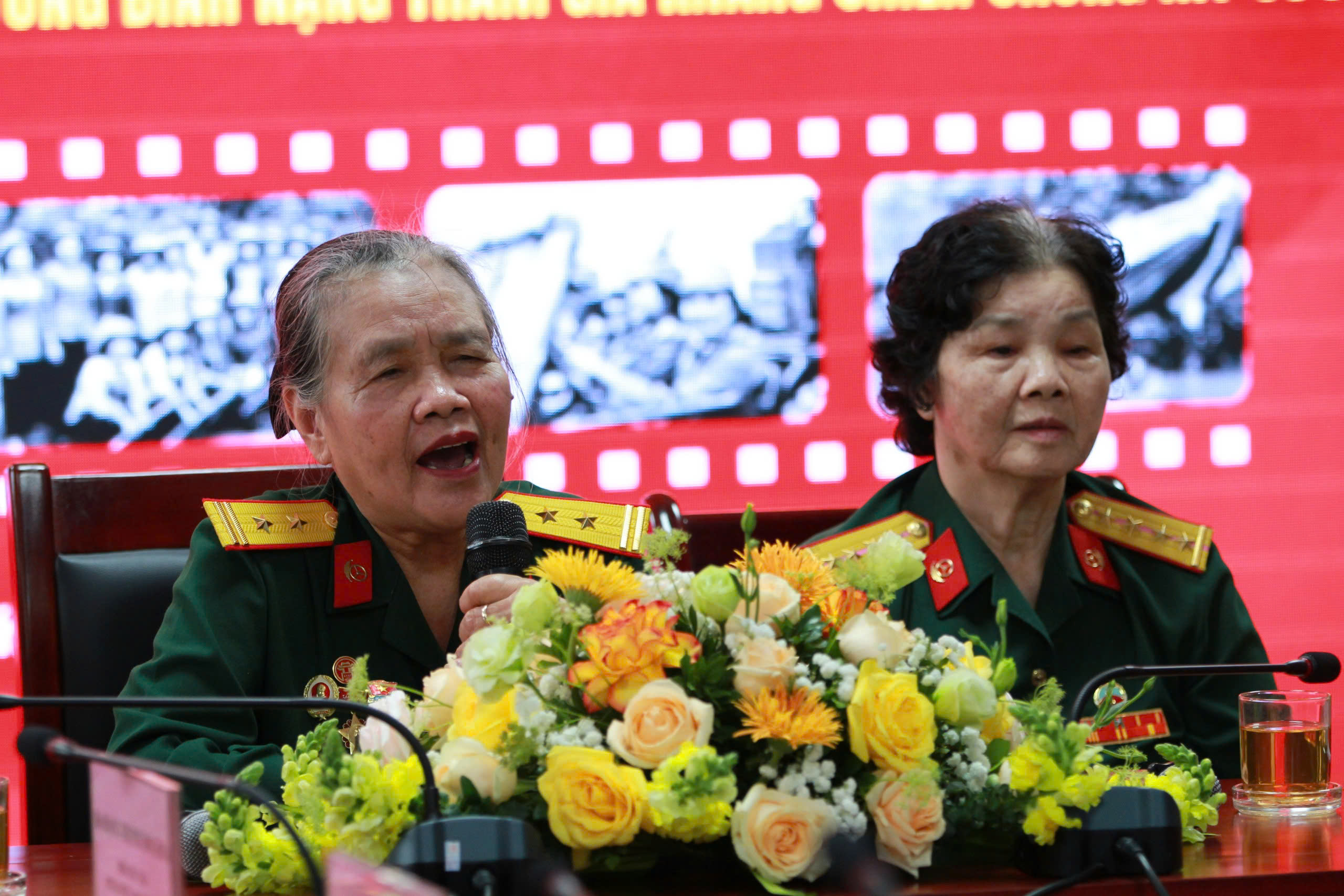 Giao lưu trực tuyến “Huyền thoại Trường Sơn” và cuộc gặp gỡ của những “bông hồng thép” - ảnh 18