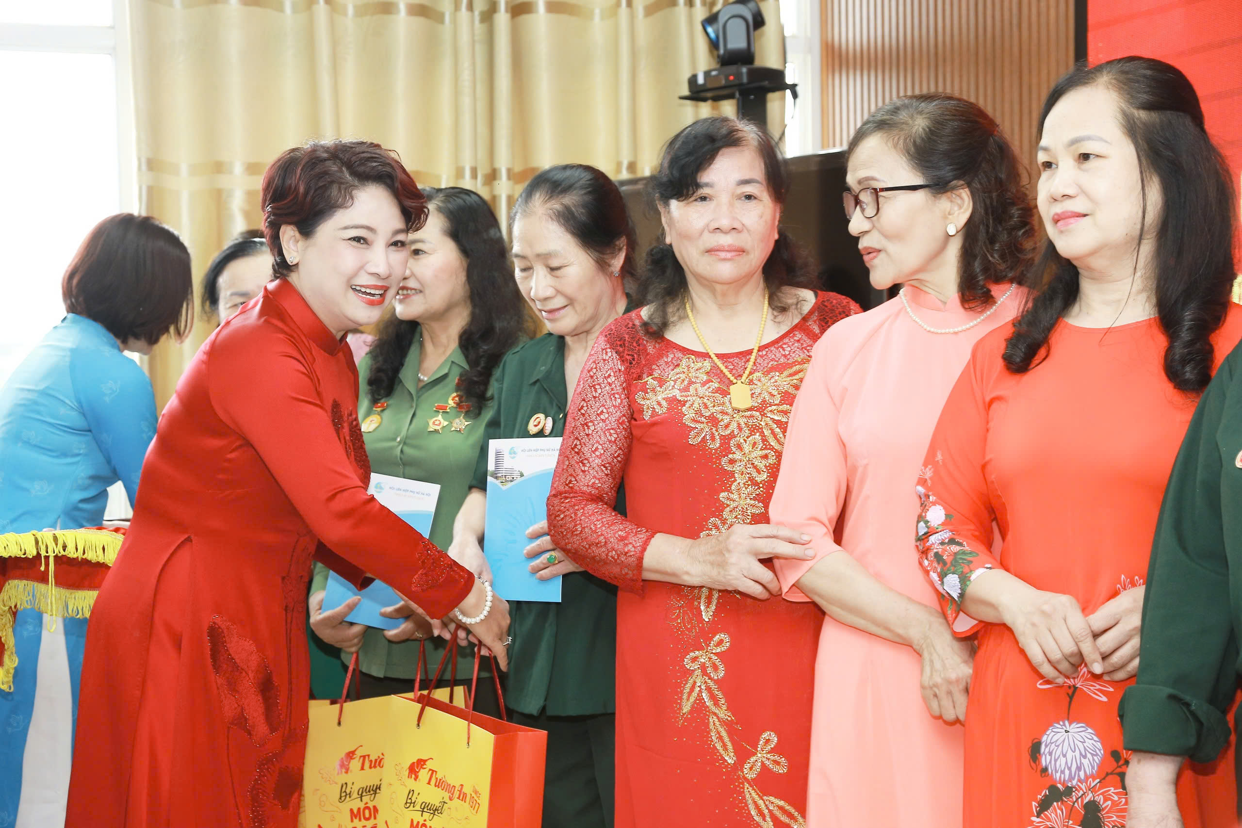 Giao lưu trực tuyến “Huyền thoại Trường Sơn” và cuộc gặp gỡ của những “bông hồng thép” - ảnh 30