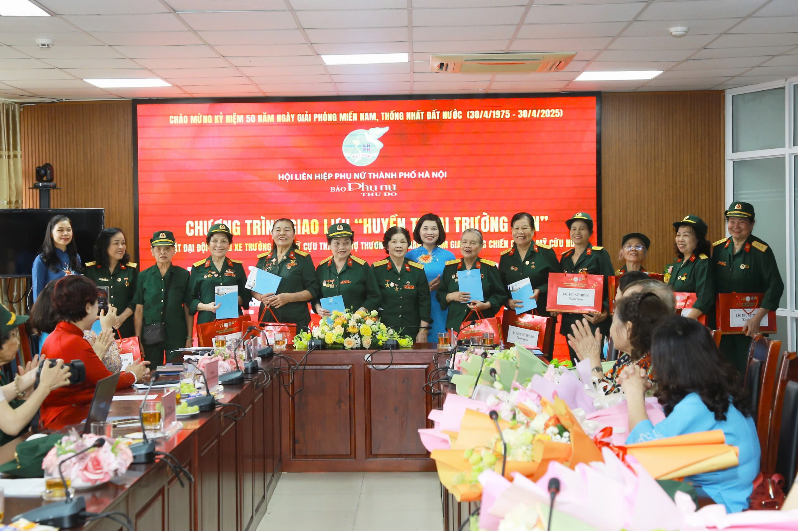 Giao lưu trực tuyến “Huyền thoại Trường Sơn” và cuộc gặp gỡ của những “bông hồng thép” - ảnh 29