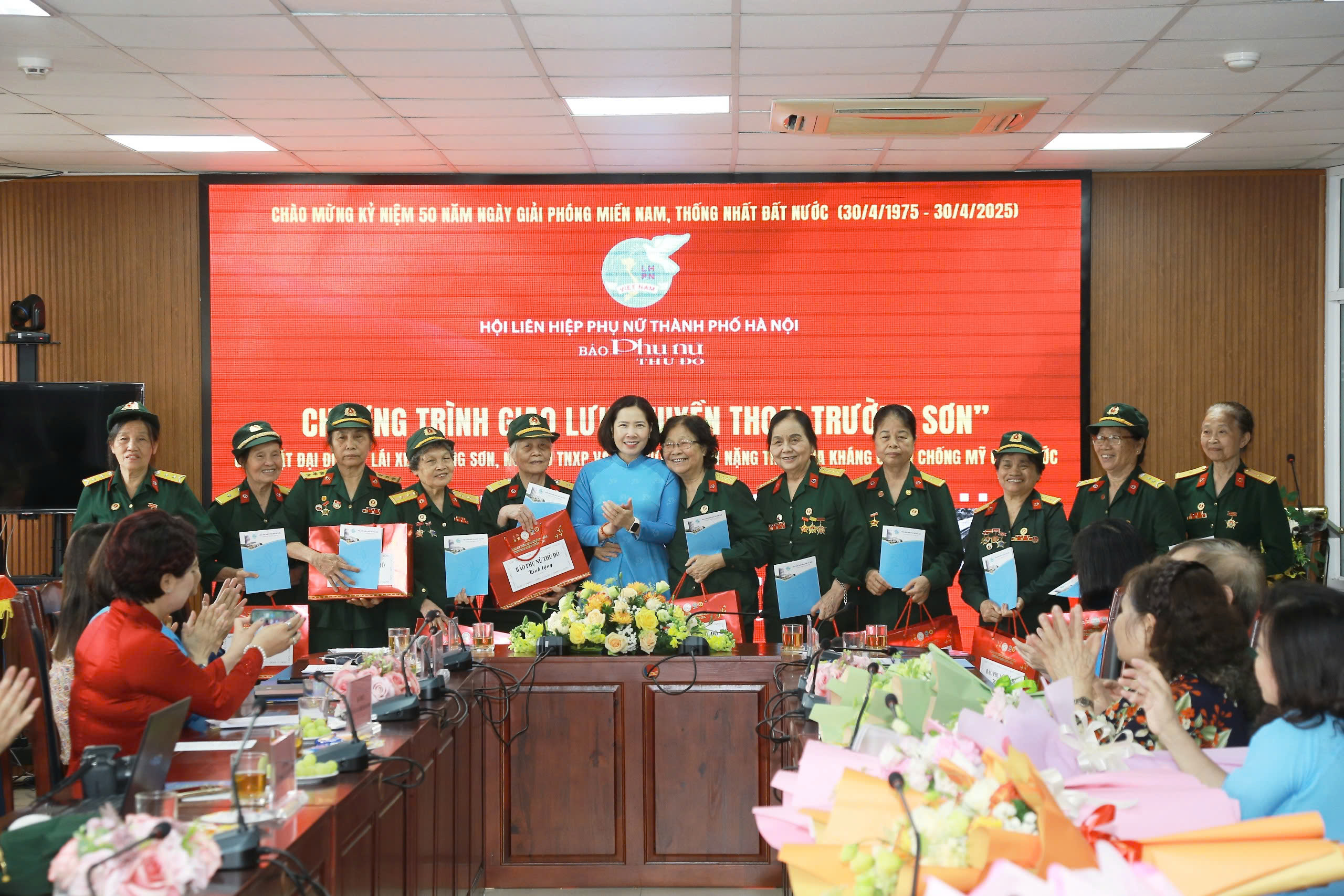 Giao lưu trực tuyến “Huyền thoại Trường Sơn” và cuộc gặp gỡ của những “bông hồng thép” - ảnh 27