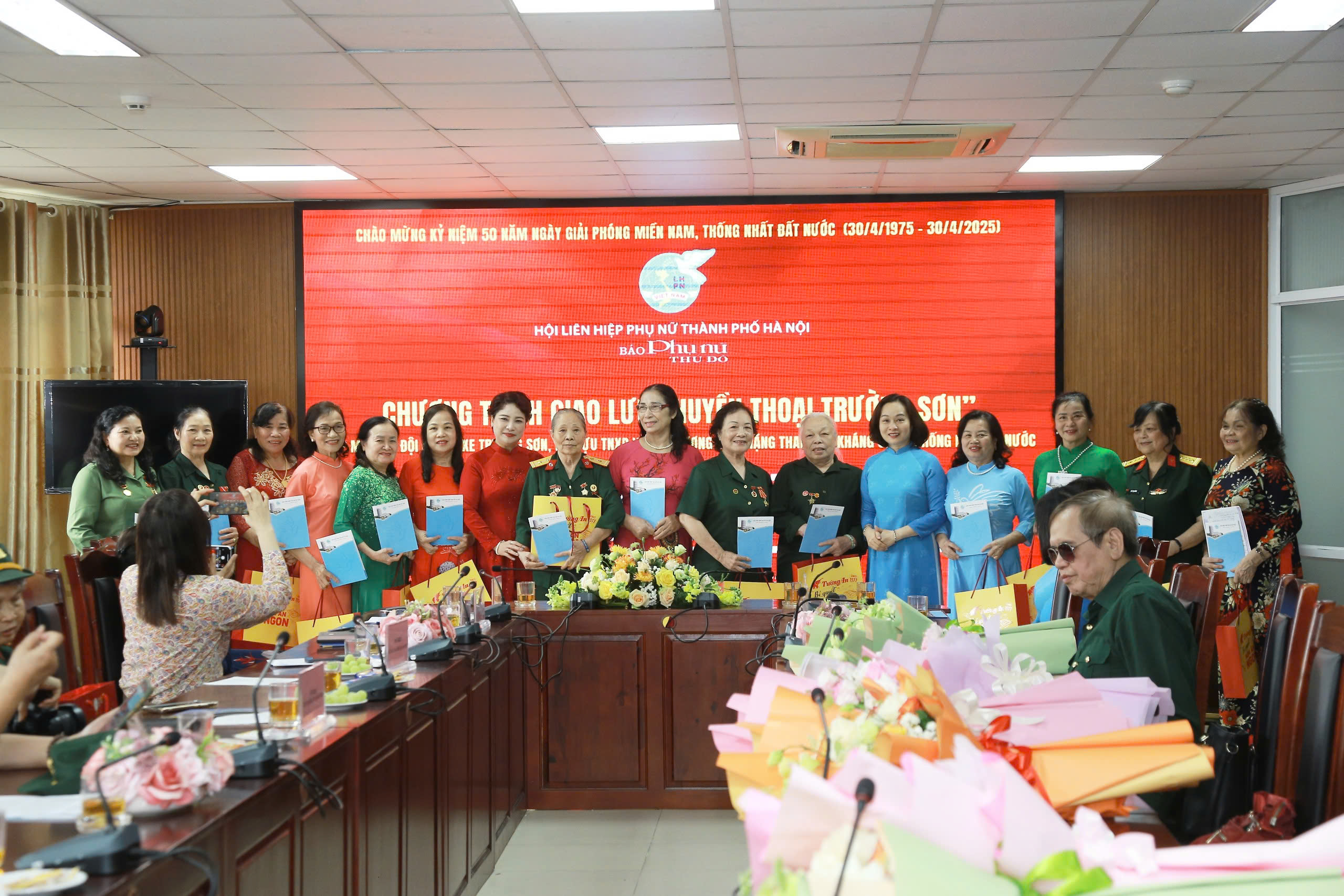 Giao lưu trực tuyến “Huyền thoại Trường Sơn” và cuộc gặp gỡ của những “bông hồng thép” - ảnh 28