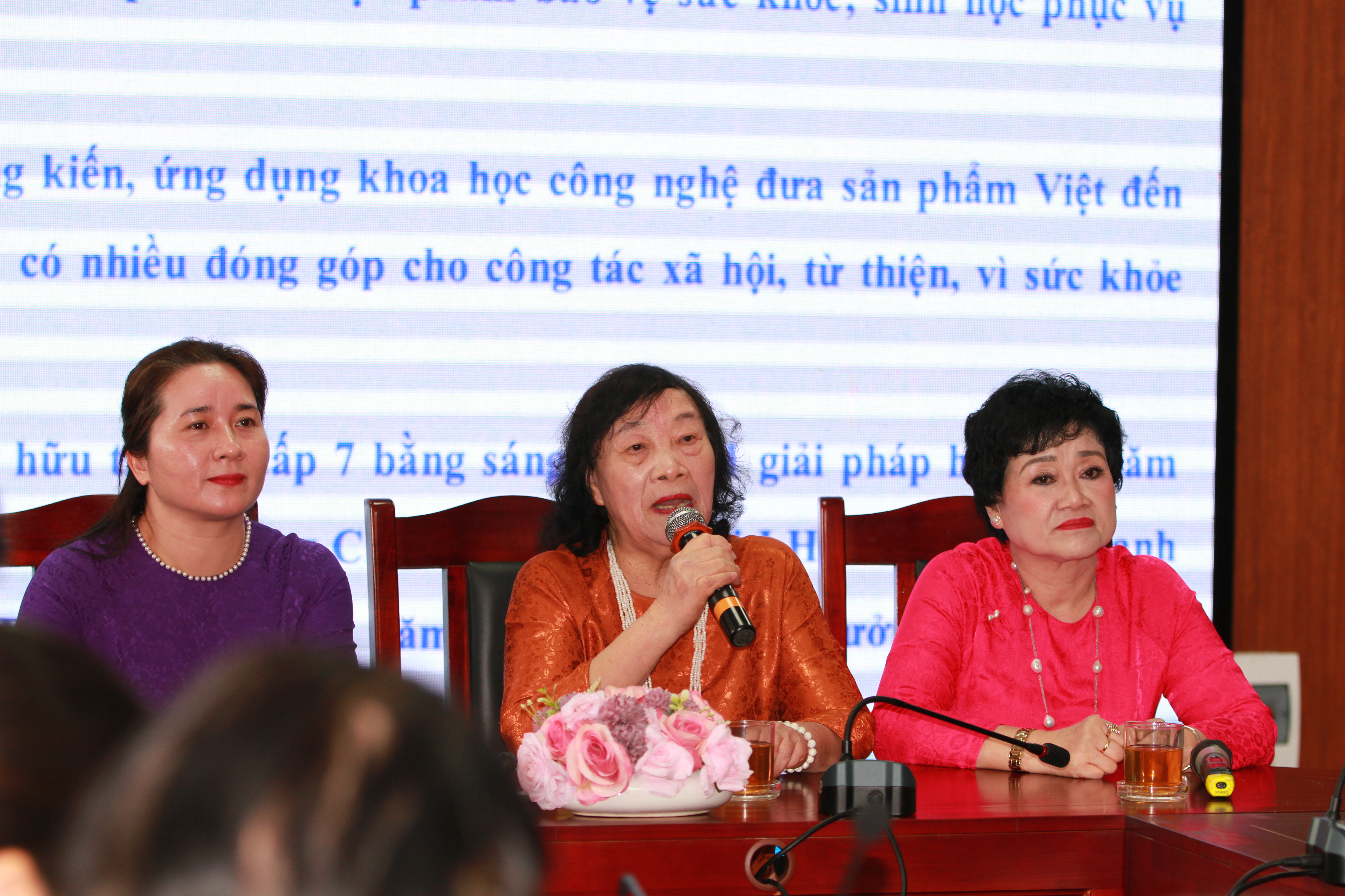 Trực tiếp Giao lưu gương điển hình tiên tiến “Phụ nữ Thủ đô Tự tin - Hội nhập - Kết nối thành công” năm 2025 - ảnh 14
