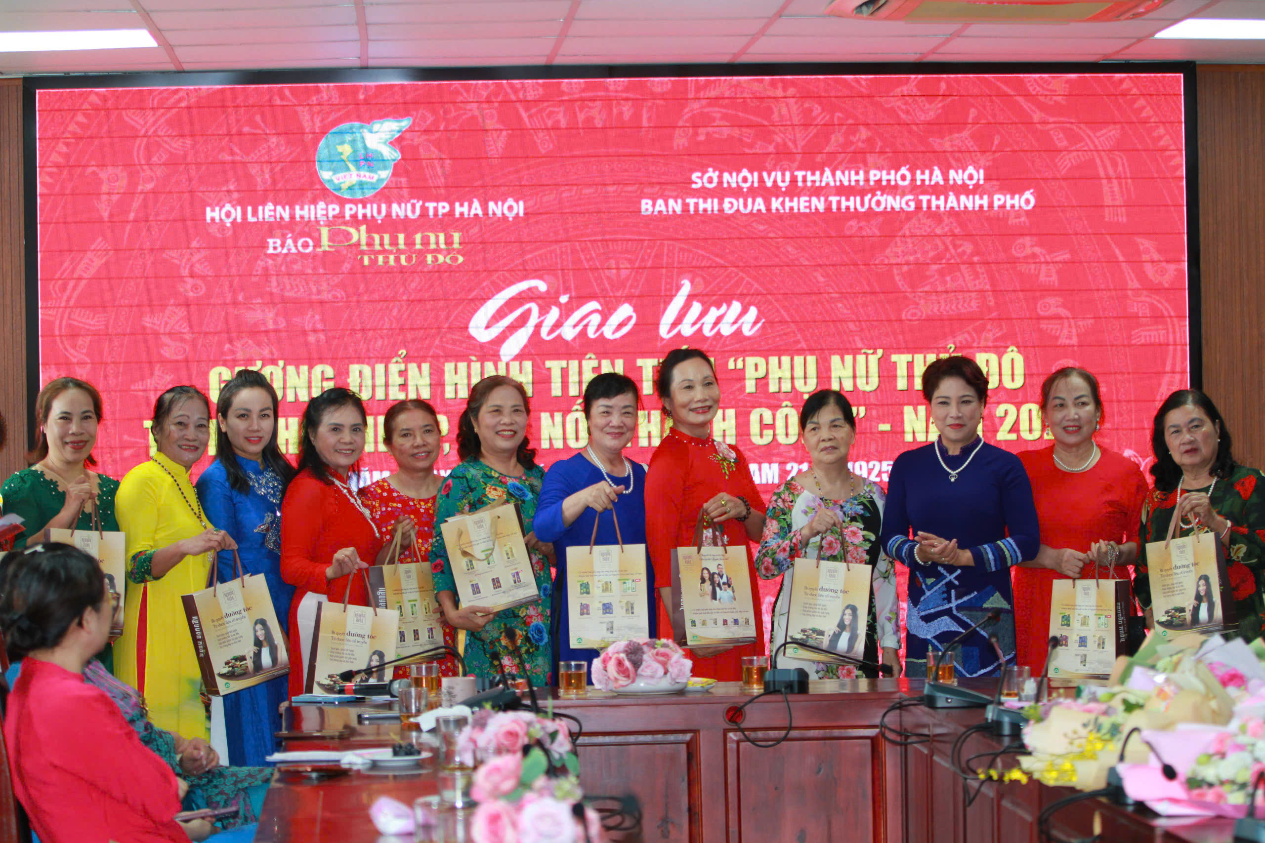 Trực tiếp Giao lưu gương điển hình tiên tiến “Phụ nữ Thủ đô Tự tin - Hội nhập - Kết nối thành công” năm 2025 - ảnh 24