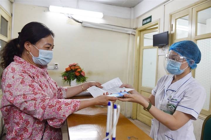 Từ 15/10, Hà Nội dừng in thẻ bảo hiểm y tế giấy để trả cho người hưởng trợ cấp thất nghiệp - ảnh 1