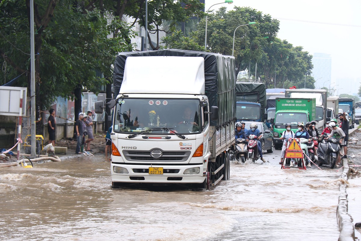 Hà Nội: Các phương tiện đã lưu thông trở lại trên nhiều tuyến đường sau ngập - ảnh 1