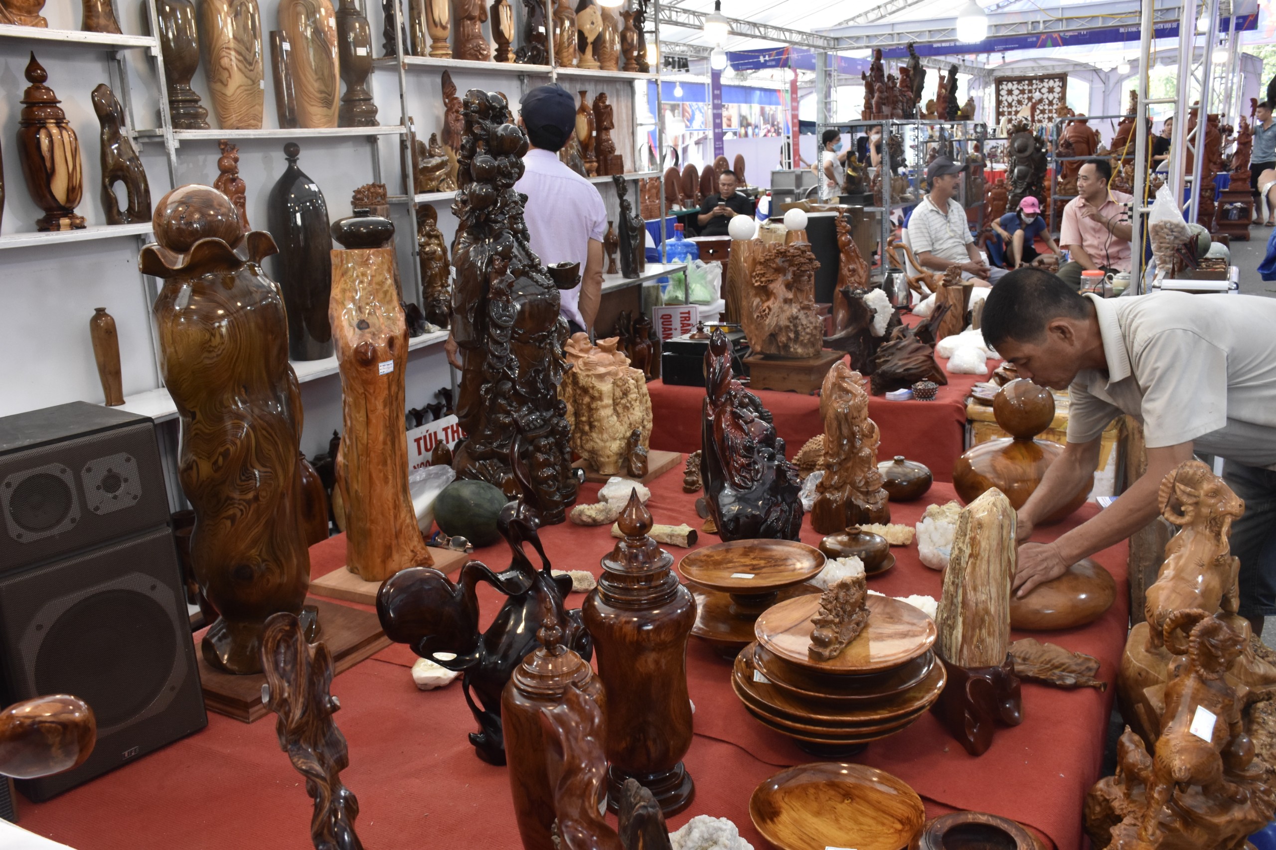 Hội chợ triển lãm hàng lưu niệm Thủ đô năm 2022: Giới thiệu hơn 10.000 sản phẩm làng nghề thủ đô - ảnh 2