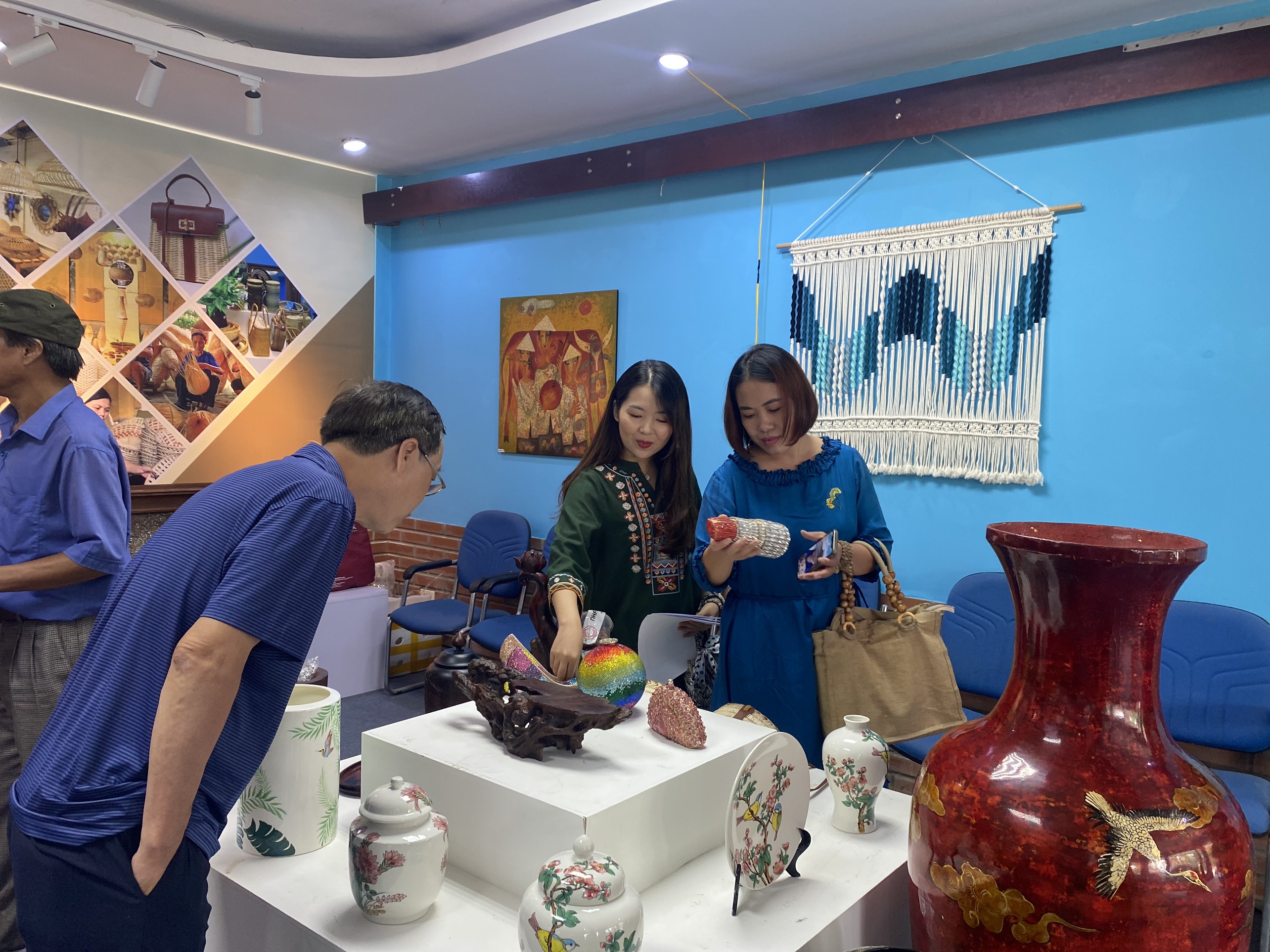 Triển lãm sản phẩm tiêu biểu ngành sơn mài khảm trai - ảnh 2
