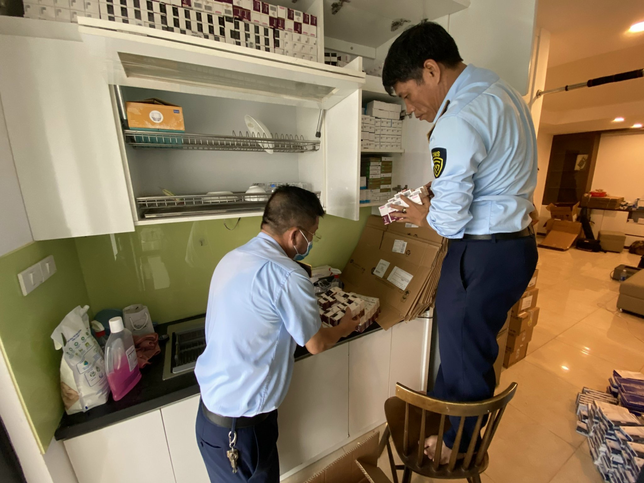 Phát hiện kho thuốc tây lớn có nguồn mua trôi nổi, cất giữ trong mọi ngóc ngách của một chung cư - ảnh 3