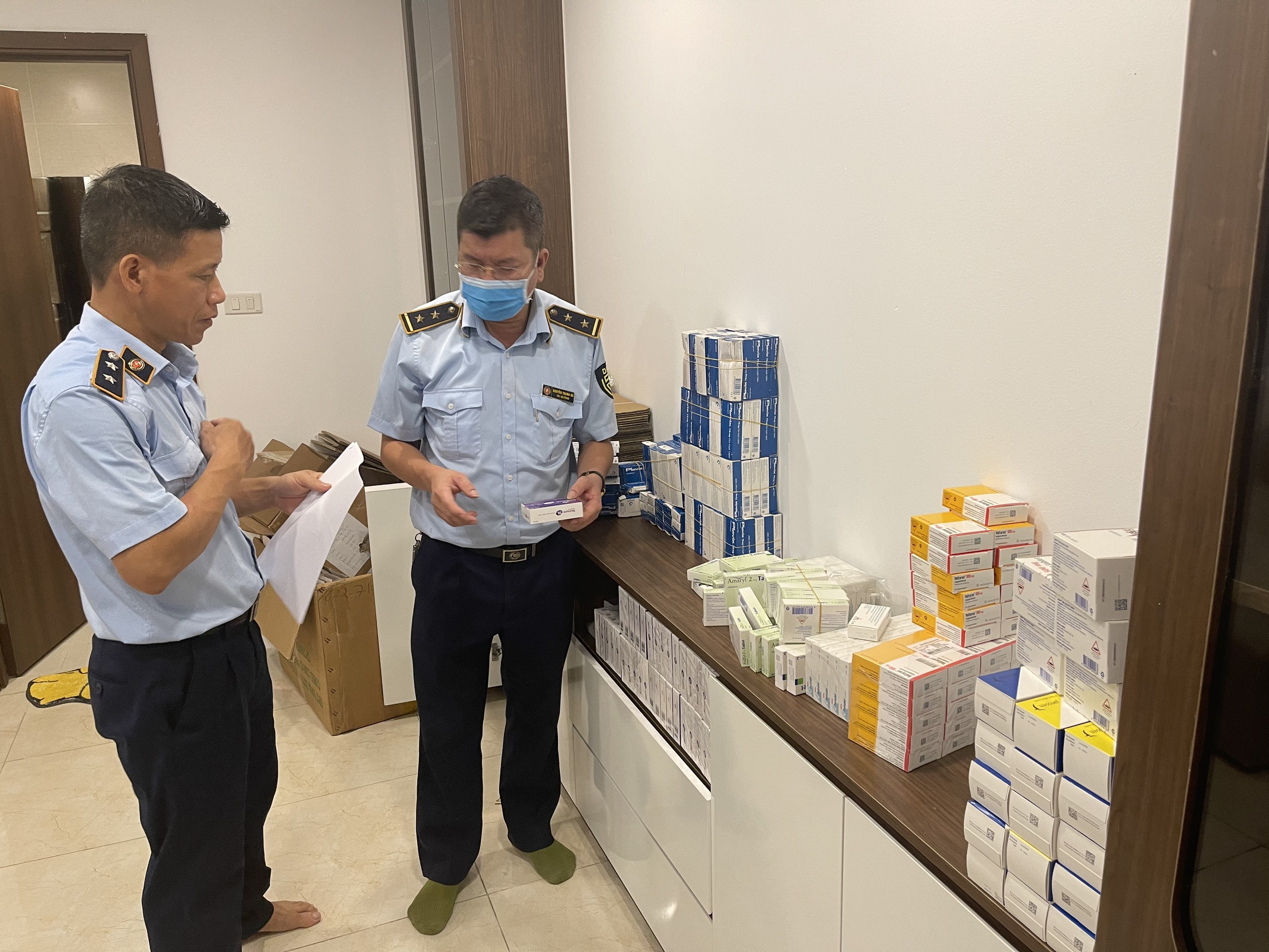 Phát hiện kho thuốc tây lớn có nguồn mua trôi nổi, cất giữ trong mọi ngóc ngách của một chung cư - ảnh 1