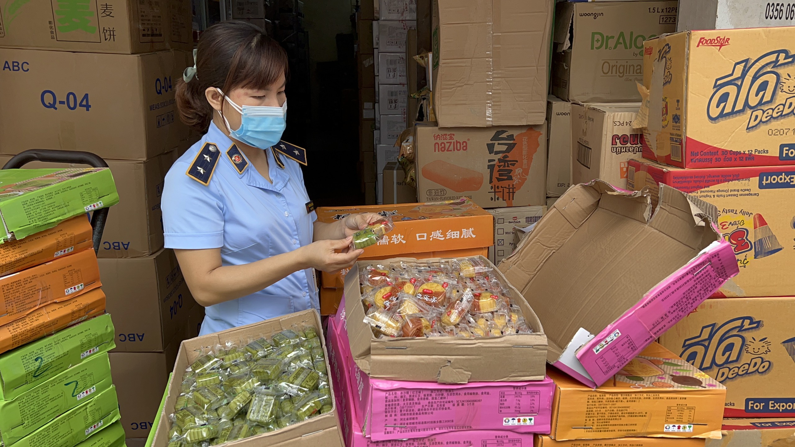 10.800 chiếc bánh trung thu loại 2.500 đồng/chiếc ở La Phù bị thu giữ do nghi nhập lậu - ảnh 3